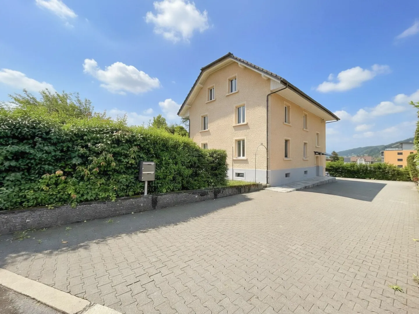 Geräumiges Zweifamilienhaus mit Potenzial - Foto 2 von 18