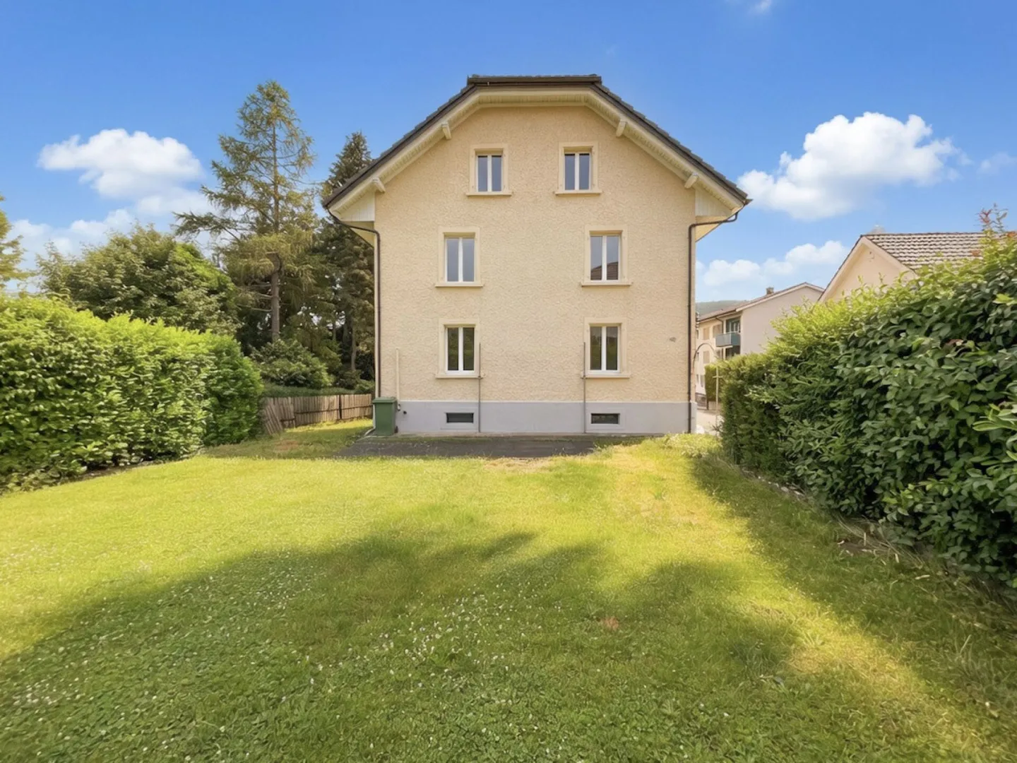 Geräumiges Zweifamilienhaus mit Potenzial - Foto 3 von 18