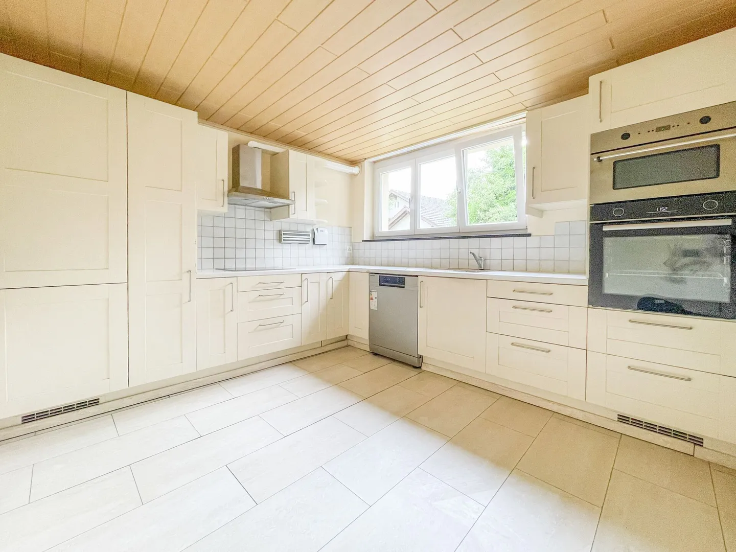 Geräumiges Zweifamilienhaus mit Potenzial - Foto 8 von 18