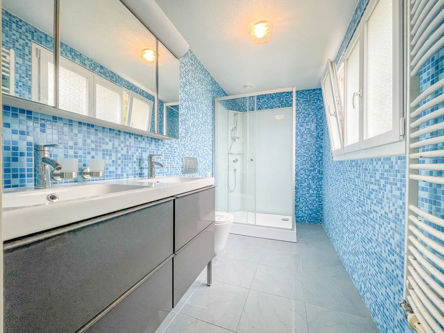 Geräumiges Zweifamilienhaus mit Potenzial - Foto 10 von 18