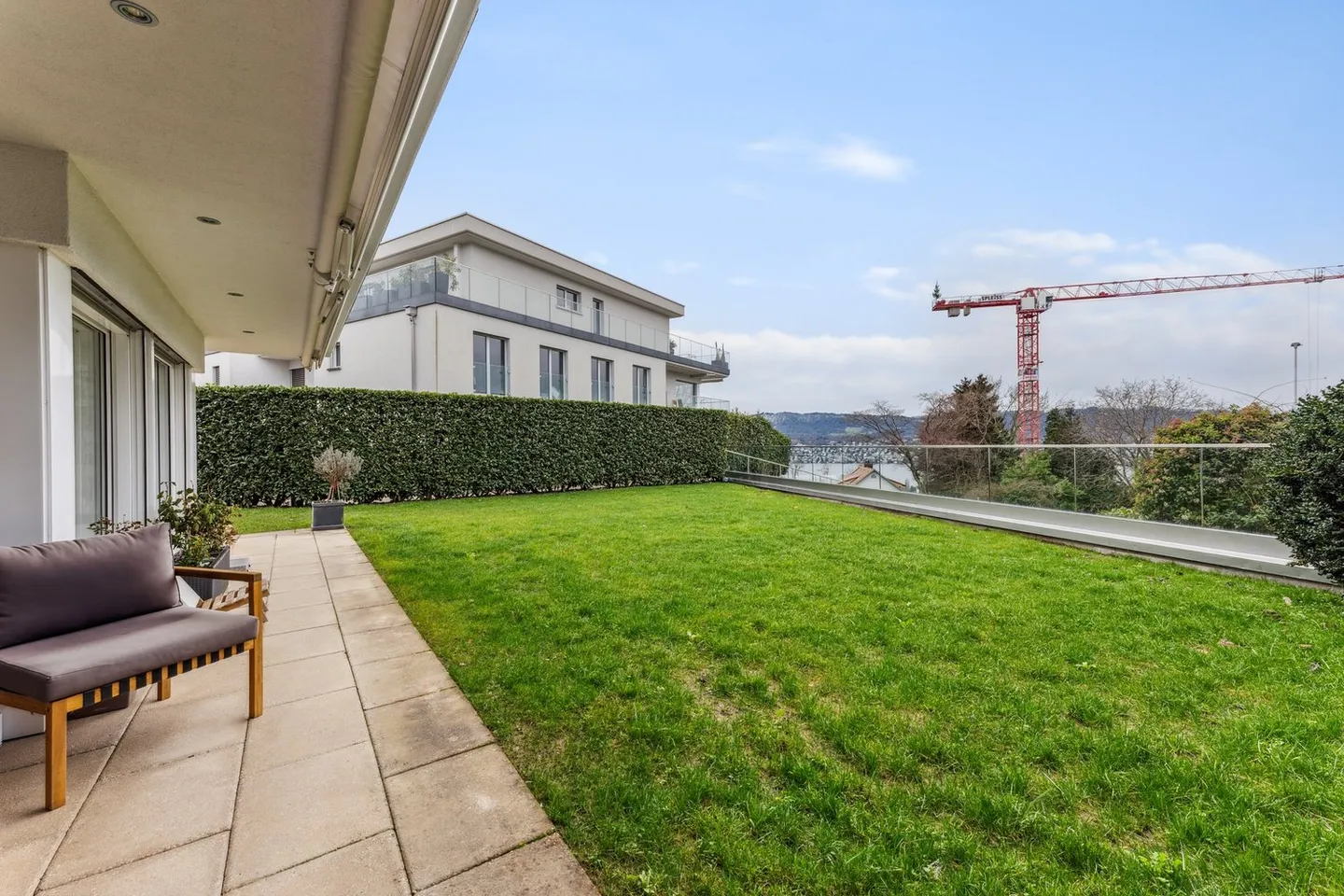 Vivere nel verde: Ampio appartamento di 4,5 stanze con giardino privato - Foto 7 di 10