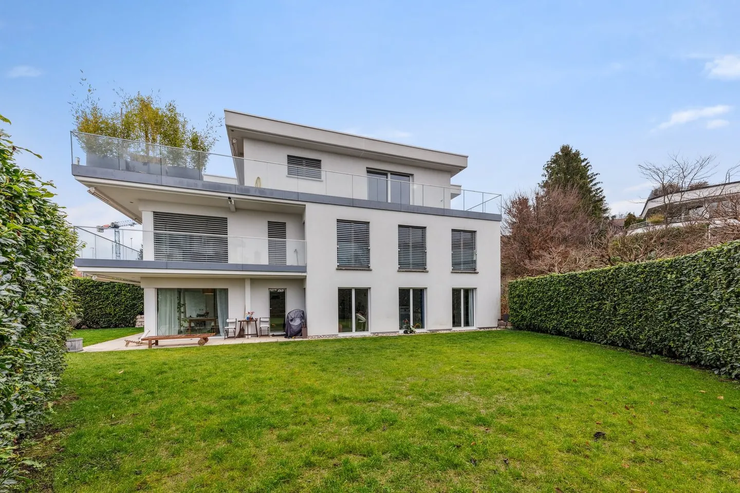 Vivere nel verde: Ampio appartamento di 4,5 stanze con giardino privato - Foto 8 di 10