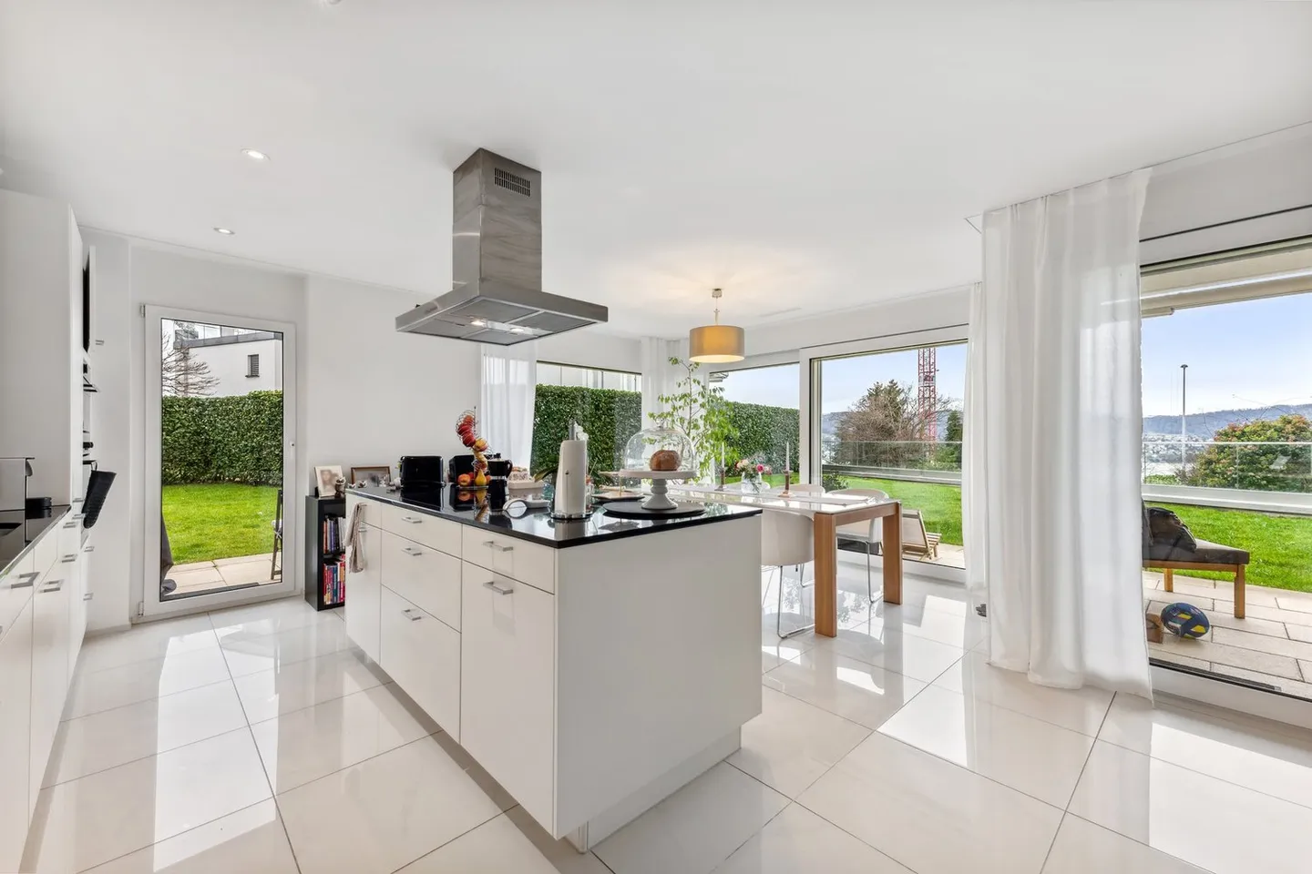 Vivere nel verde: Ampio appartamento di 4,5 stanze con giardino privato - Foto 1 di 10