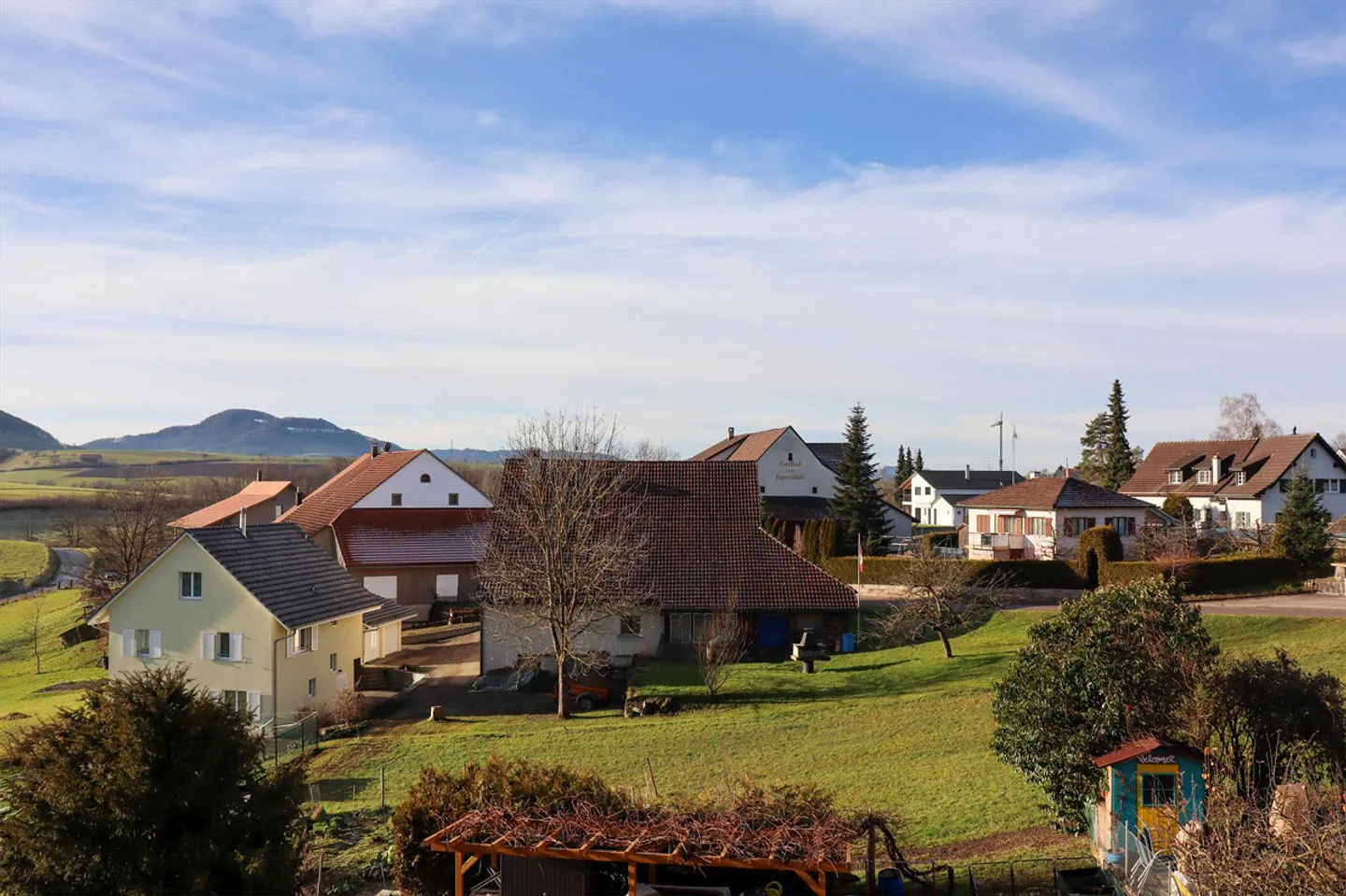 Appartement sous les combles de 4,5 pièces dans le beau centre du village - Photo 2 sur 17