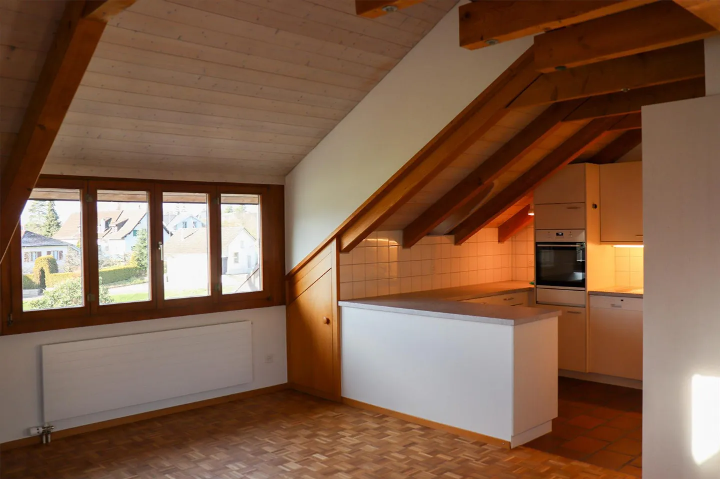 Appartement sous les combles de 4,5 pièces dans le beau centre du village - Photo 3 sur 17