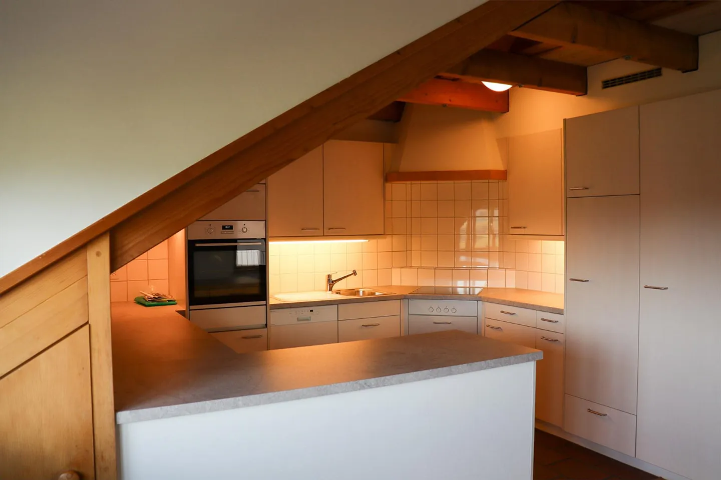 Appartement sous les combles de 4,5 pièces dans le beau centre du village - Photo 4 sur 17