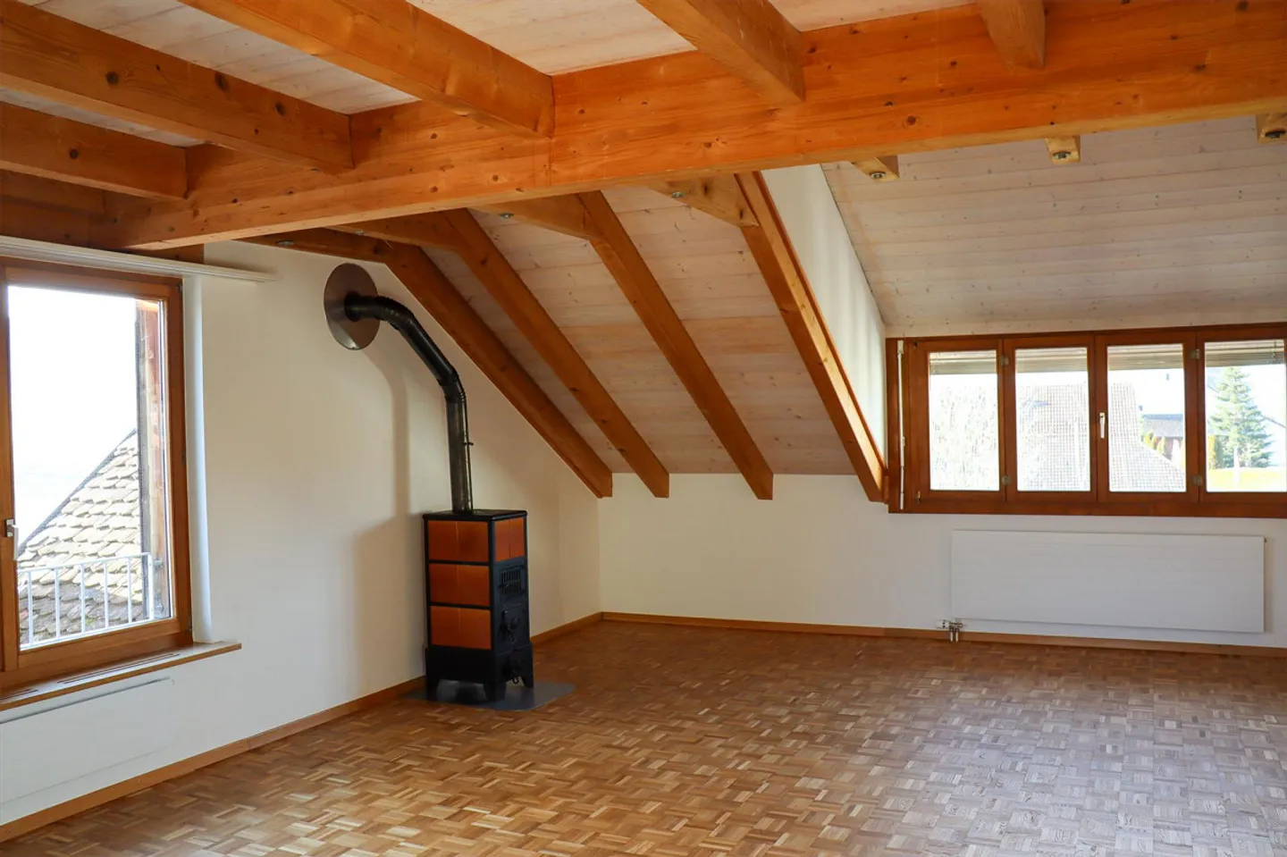 Appartement sous les combles de 4,5 pièces dans le beau centre du village - Photo 5 sur 17