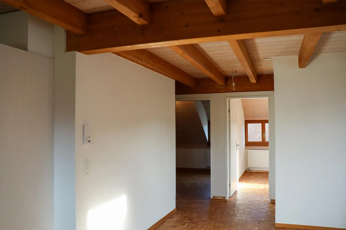 Appartement sous les combles de 4,5 pièces dans le beau centre du village - Photo 6 sur 17