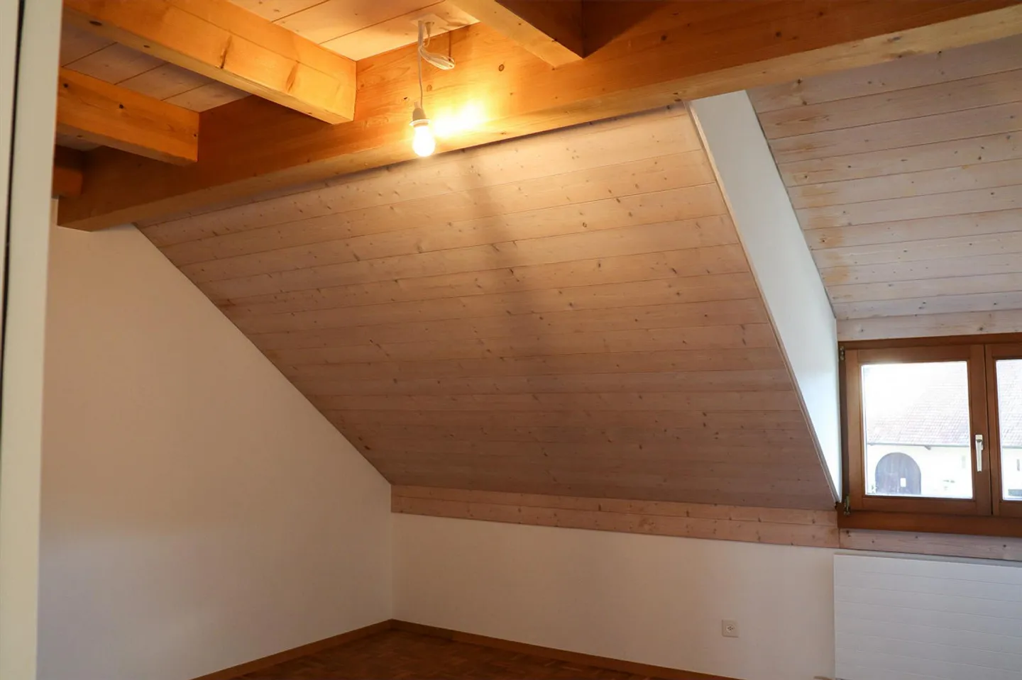 Appartement sous les combles de 4,5 pièces dans le beau centre du village - Photo 7 sur 17
