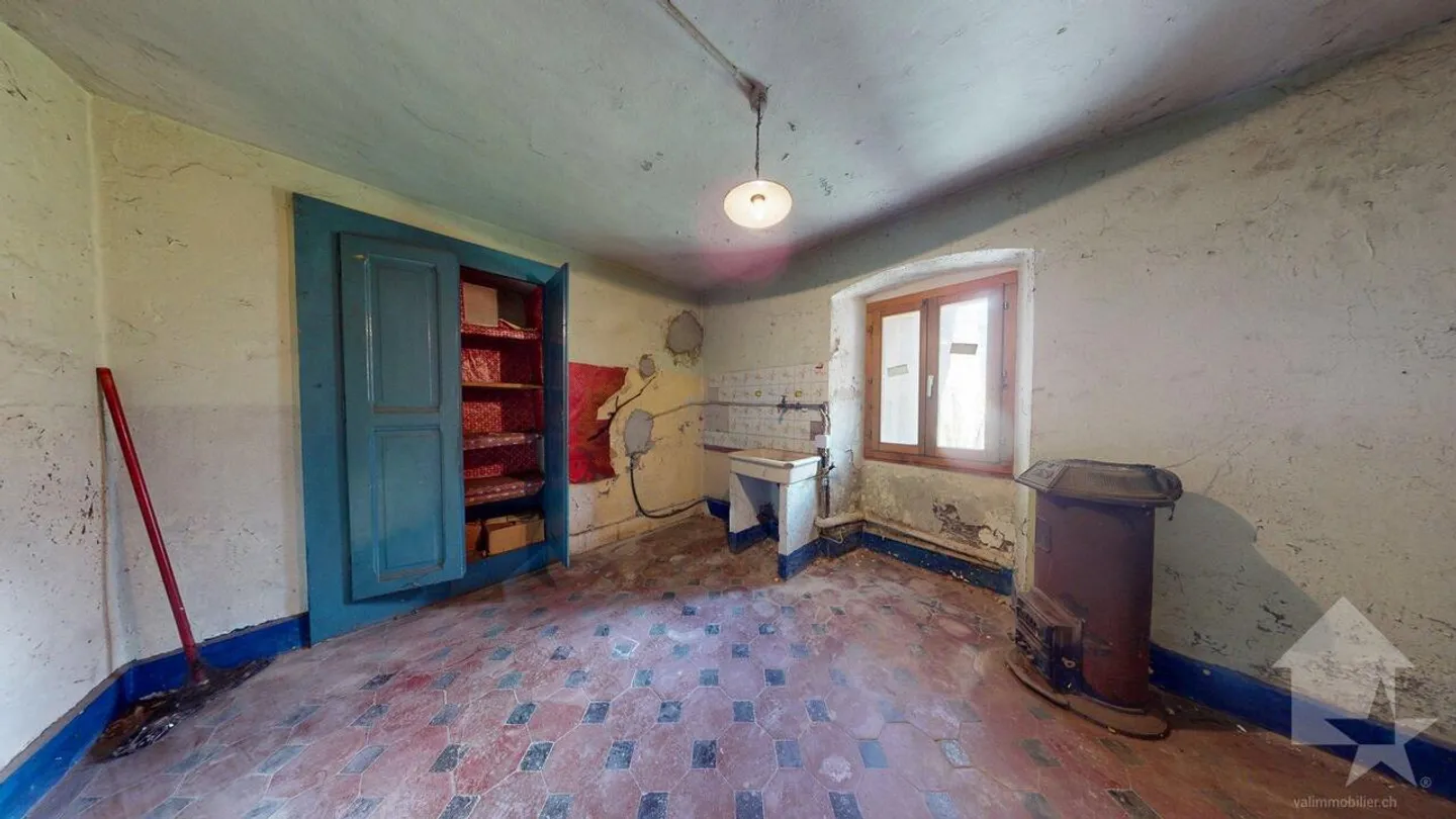Maison villageoise à rénover - Photo 3 sur 14