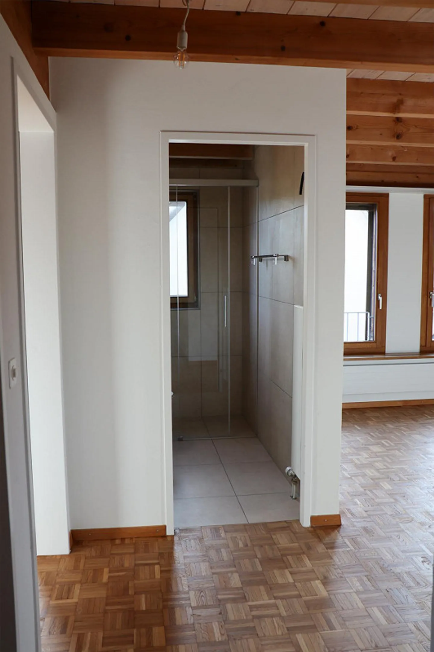 Appartement sous les combles de 4,5 pièces dans le beau centre du village - Photo 9 sur 17