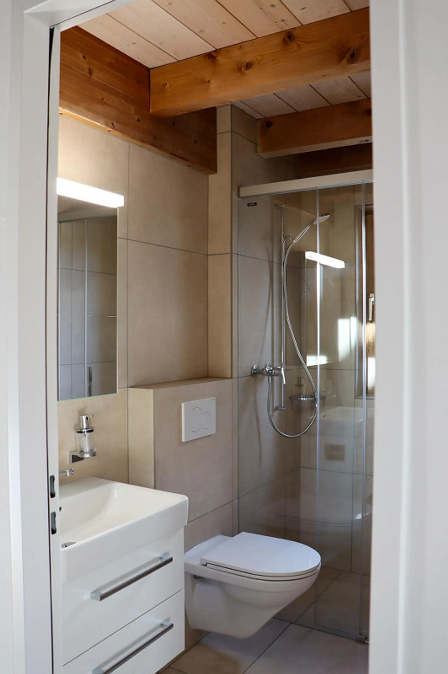 Appartement sous les combles de 4,5 pièces dans le beau centre du village - Photo 10 sur 17