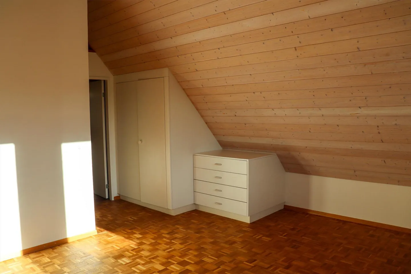Appartement sous les combles de 4,5 pièces dans le beau centre du village - Photo 12 sur 17