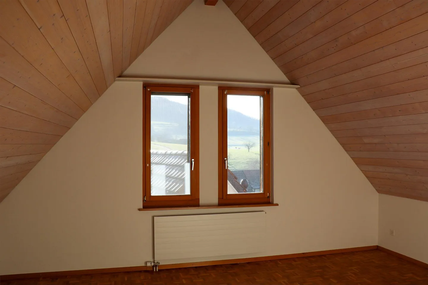 Appartement sous les combles de 4,5 pièces dans le beau centre du village - Photo 11 sur 17