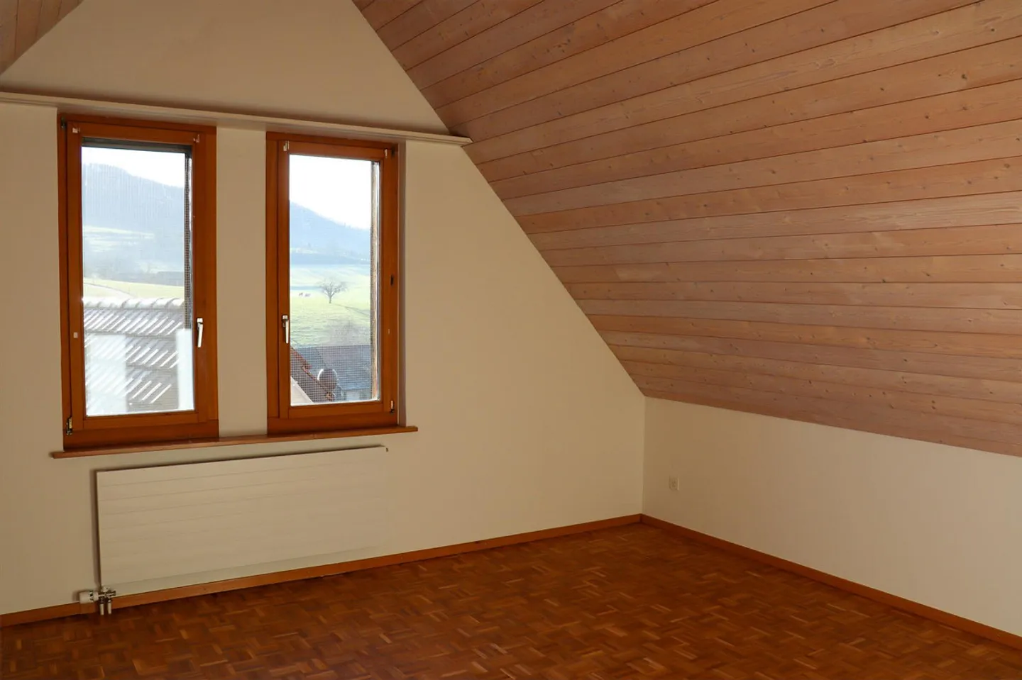 Appartement sous les combles de 4,5 pièces dans le beau centre du village - Photo 13 sur 17