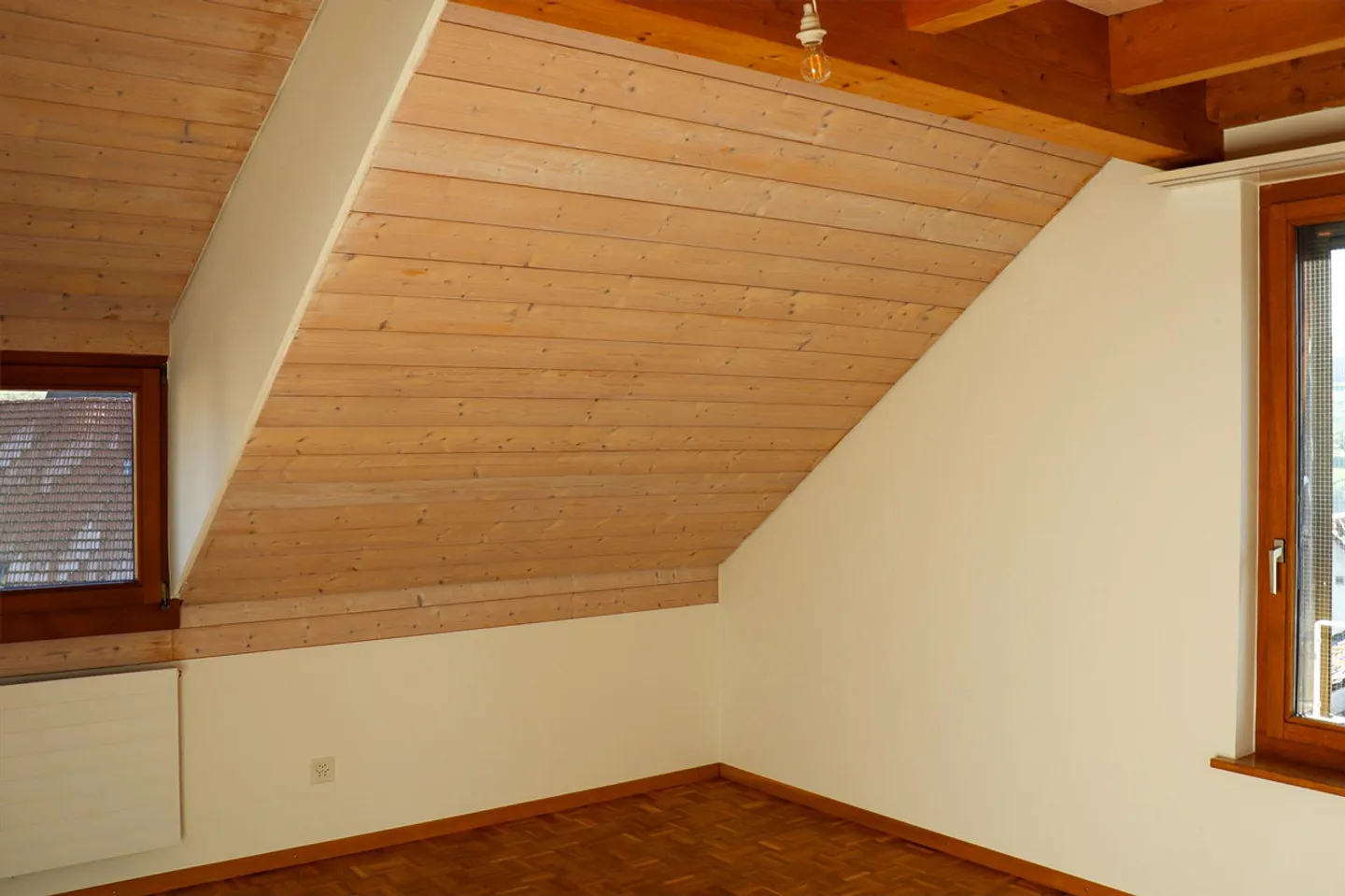 Appartement sous les combles de 4,5 pièces dans le beau centre du village - Photo 8 sur 17