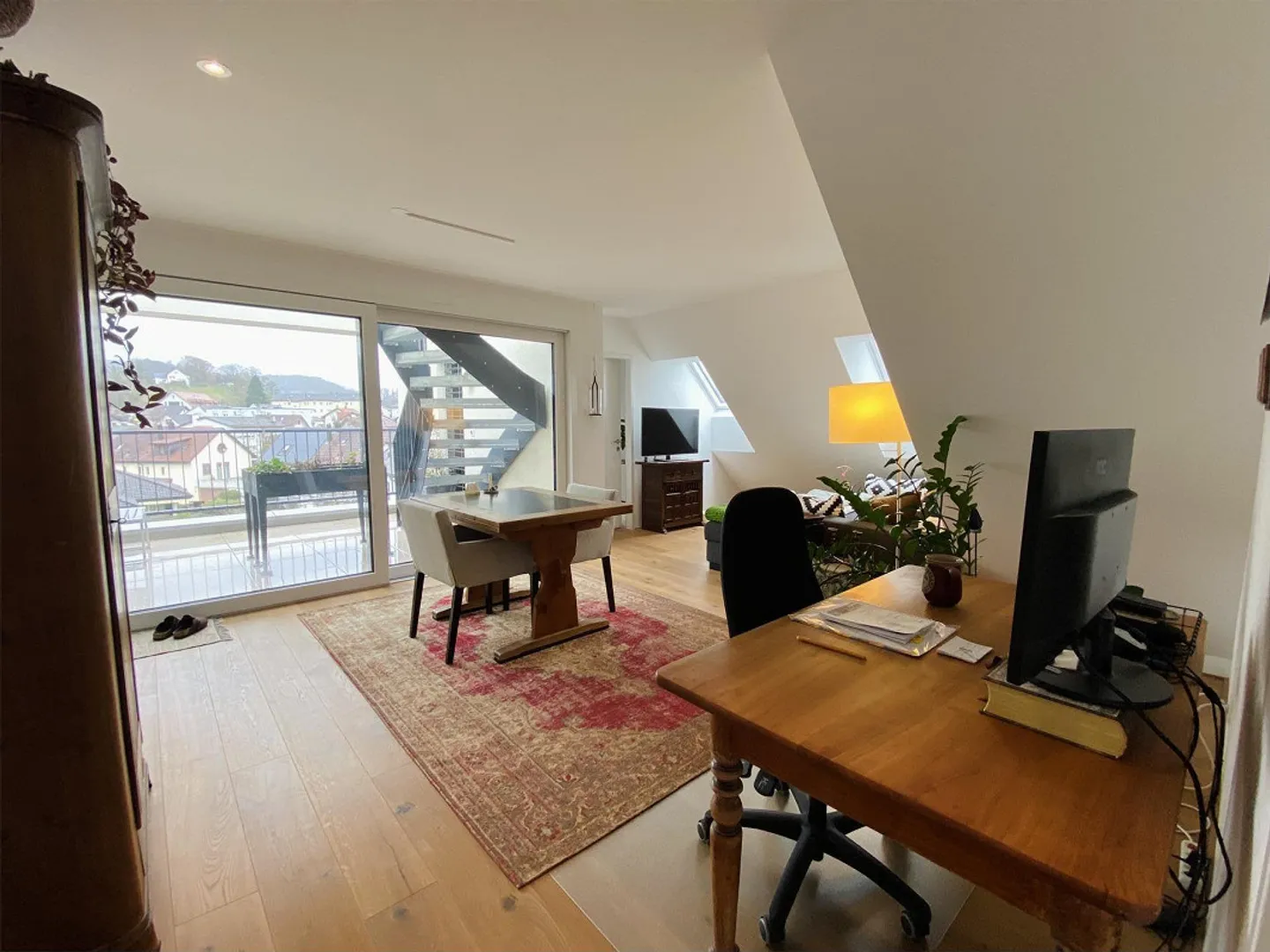 Appartement en attique moderne de 2,5 pièces avec vue sur la montagne à Rüti ZH - Photo 2 sur 8