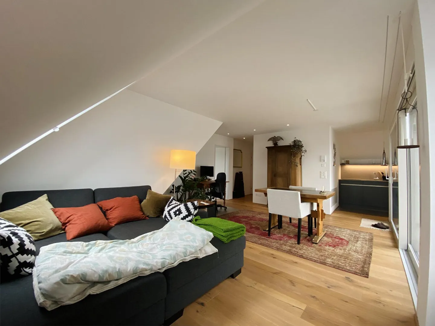 Appartement en attique moderne de 2,5 pièces avec vue sur la montagne à Rüti ZH - Photo 3 sur 8