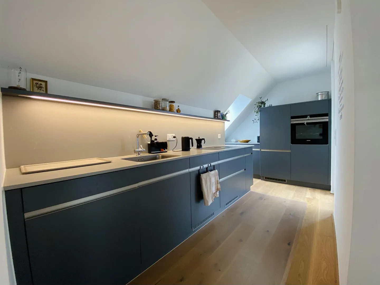 Appartement en attique moderne de 2,5 pièces avec vue sur la montagne à Rüti ZH - Photo 4 sur 8