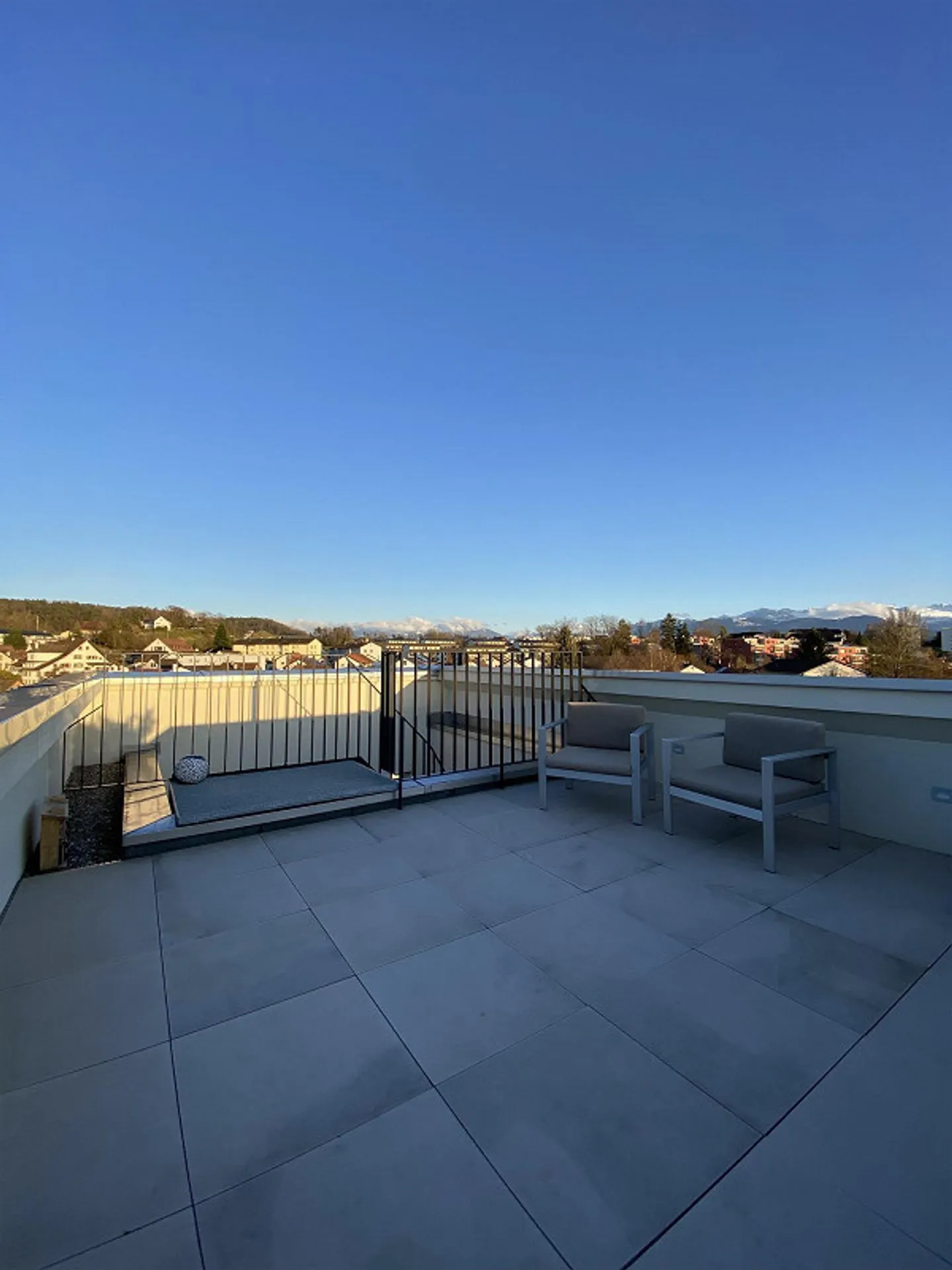 Appartement en attique moderne de 2,5 pièces avec vue sur la montagne à Rüti ZH - Photo 1 sur 8