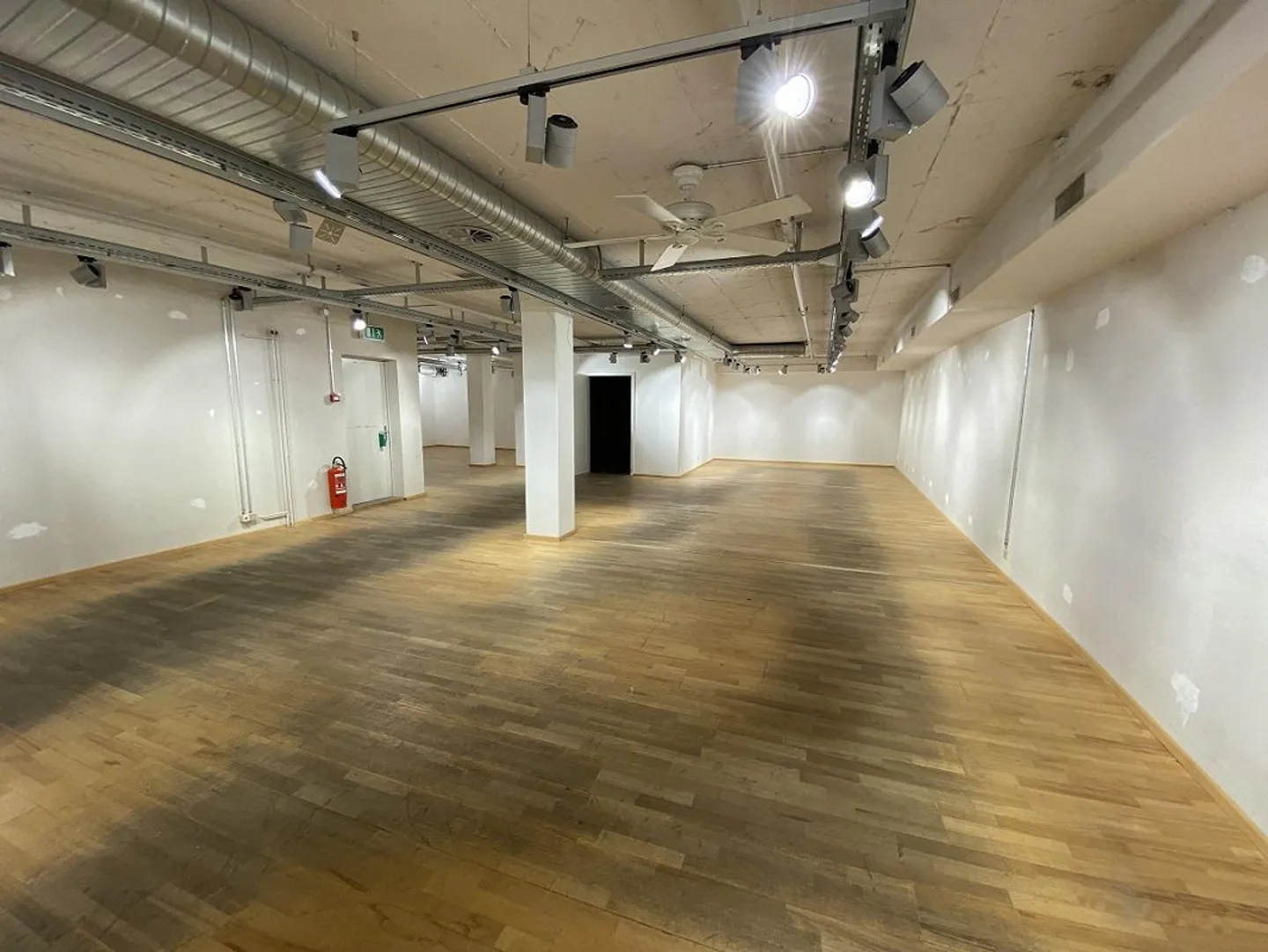 Spazio commerciale spazioso in una strada affollata! - Foto 4 di 5