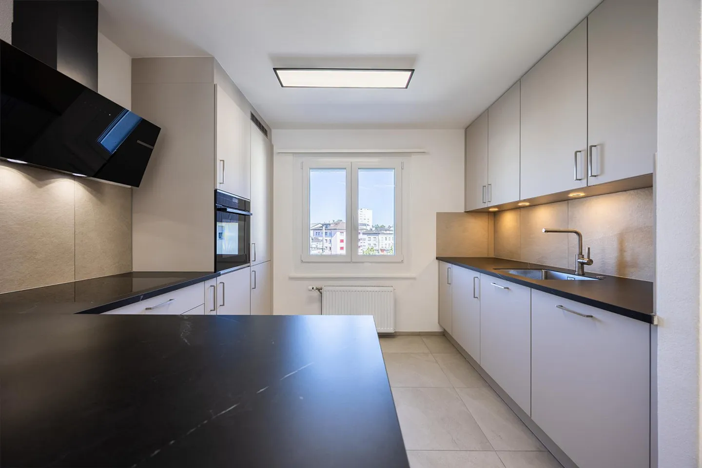 Appartamento 4.5 stanze completamente ristrutturato con balcone spazioso - Foto 2 di 7