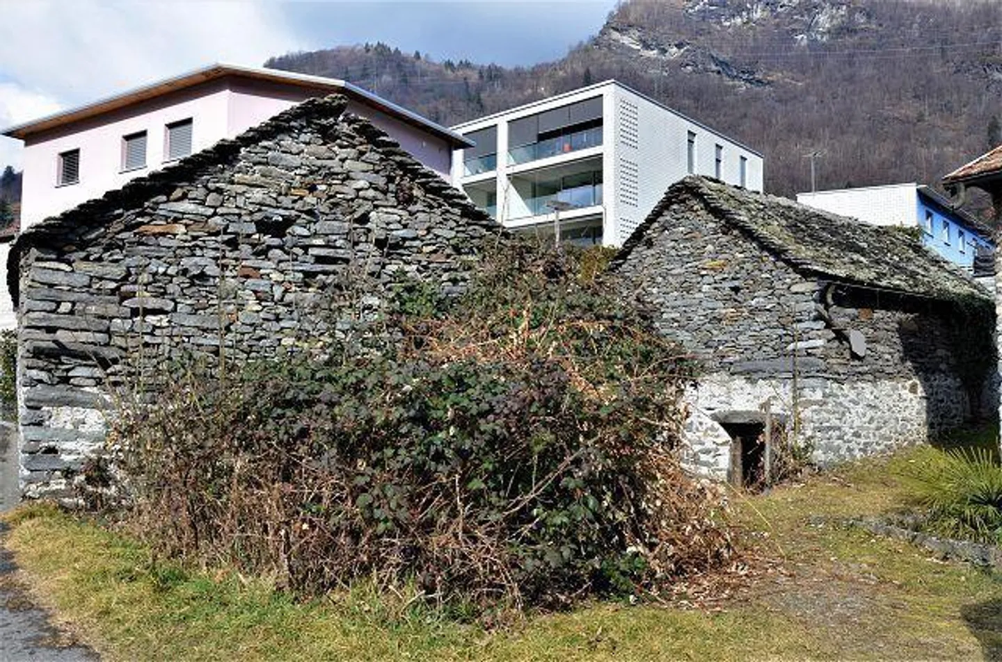 2 rustic buildings to renovate with project in a sunny location - Photo 1 of 22