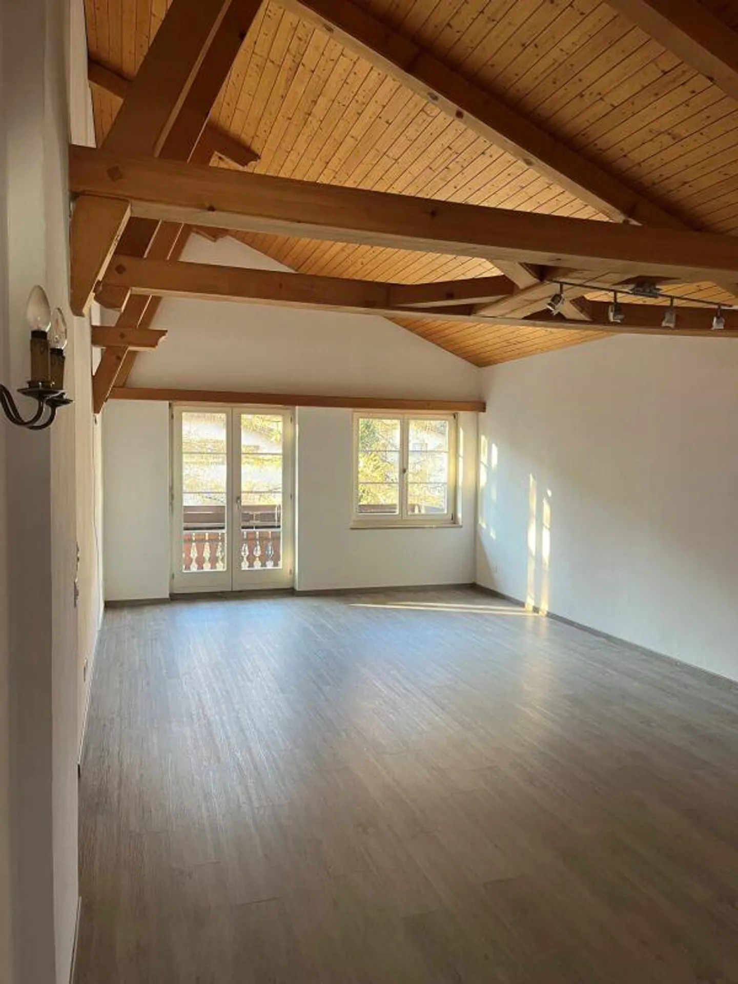 Spacious 5.5-room penthouse in a central location - Photo 2 of 11
