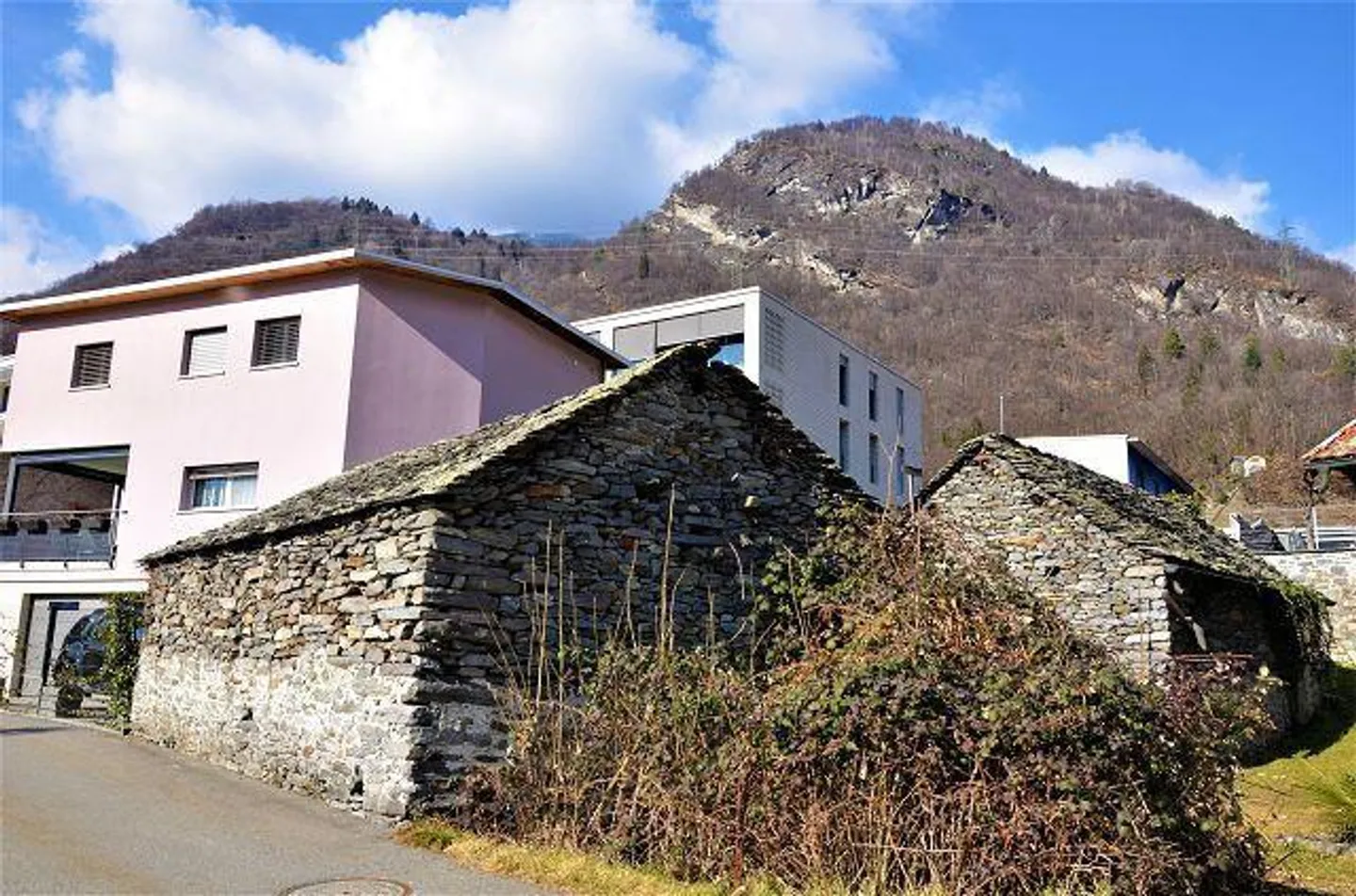 2 rustic buildings to renovate with project in a sunny location - Photo 2 of 22