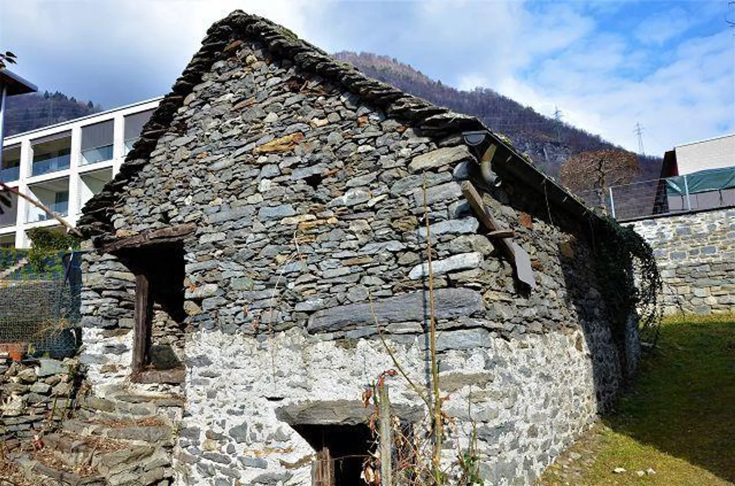 2 rustic buildings to renovate with project in a sunny location - Photo 3 of 22