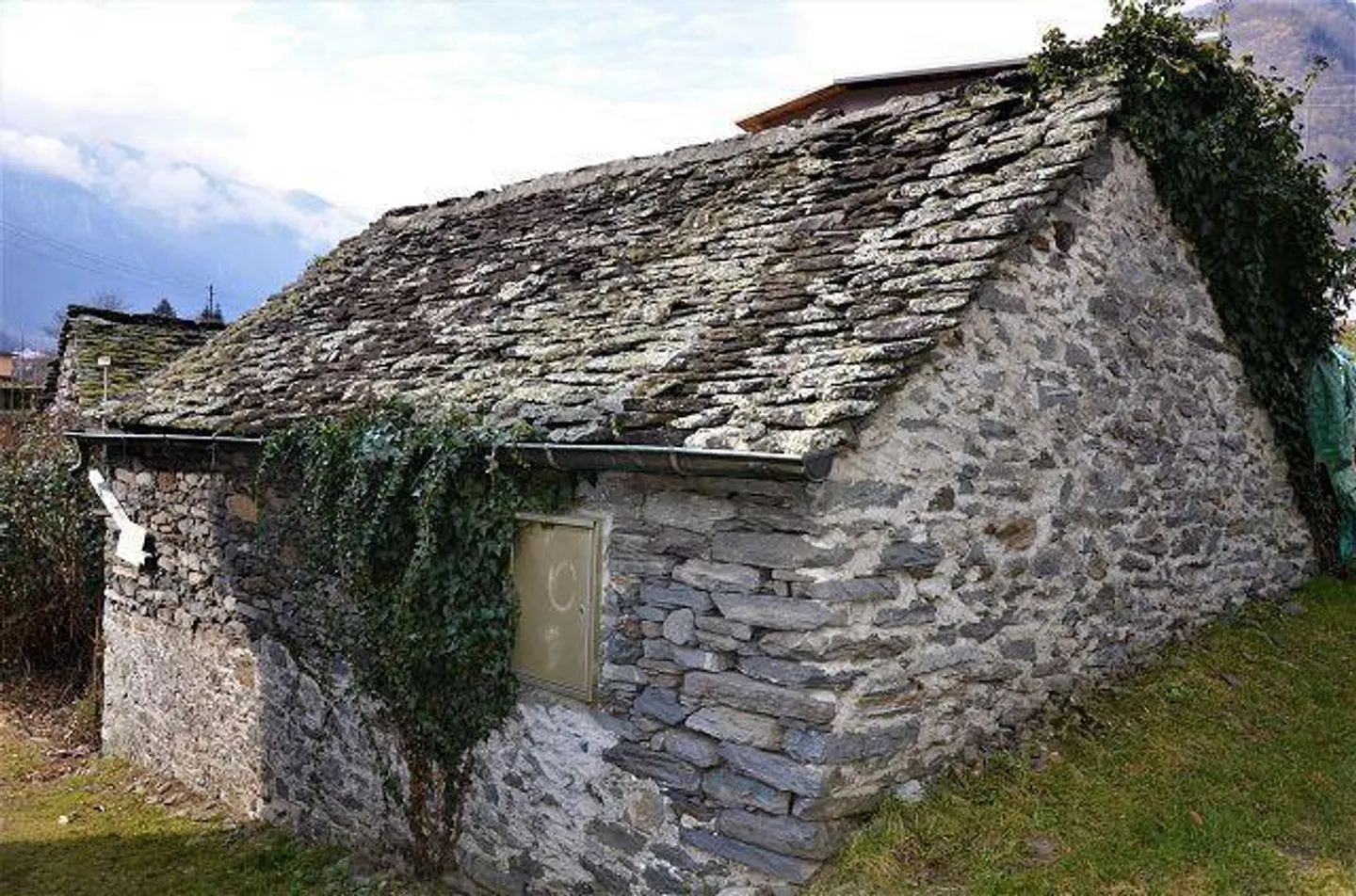2 rustic buildings to renovate with project in a sunny location - Photo 4 of 22