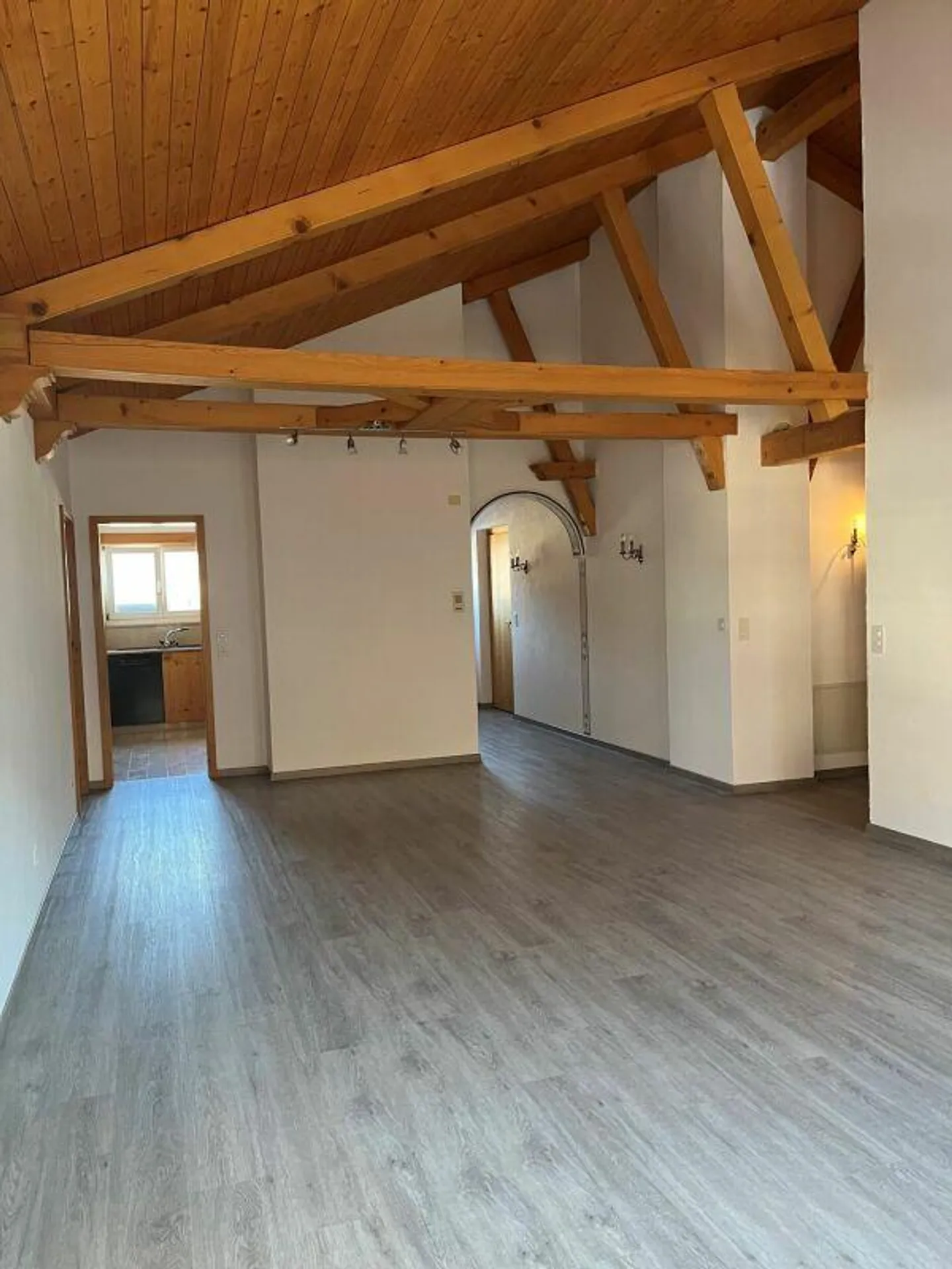 Spacious 5.5-room penthouse in a central location - Photo 3 of 11