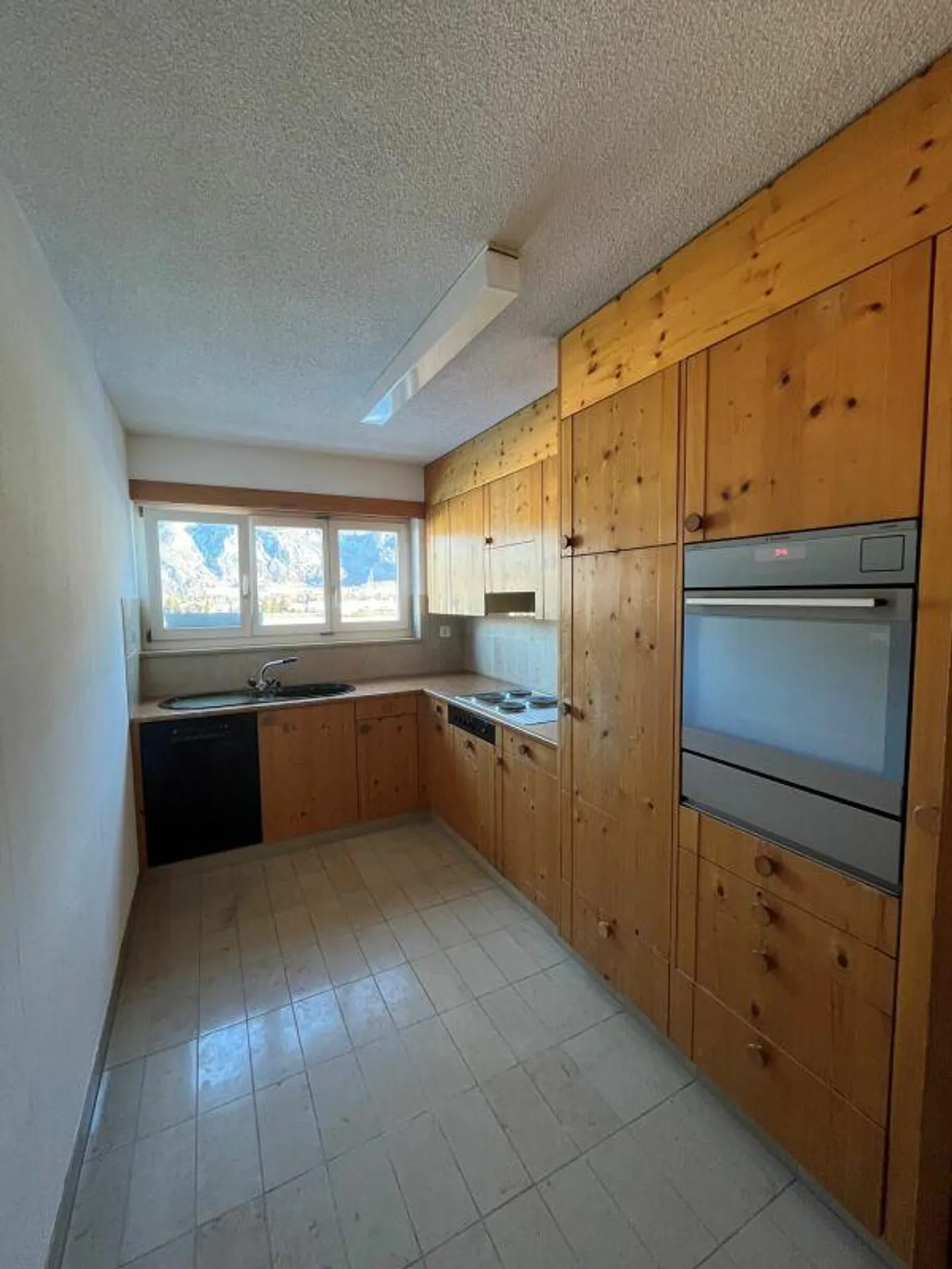 Spacious 5.5-room penthouse in a central location - Photo 4 of 11