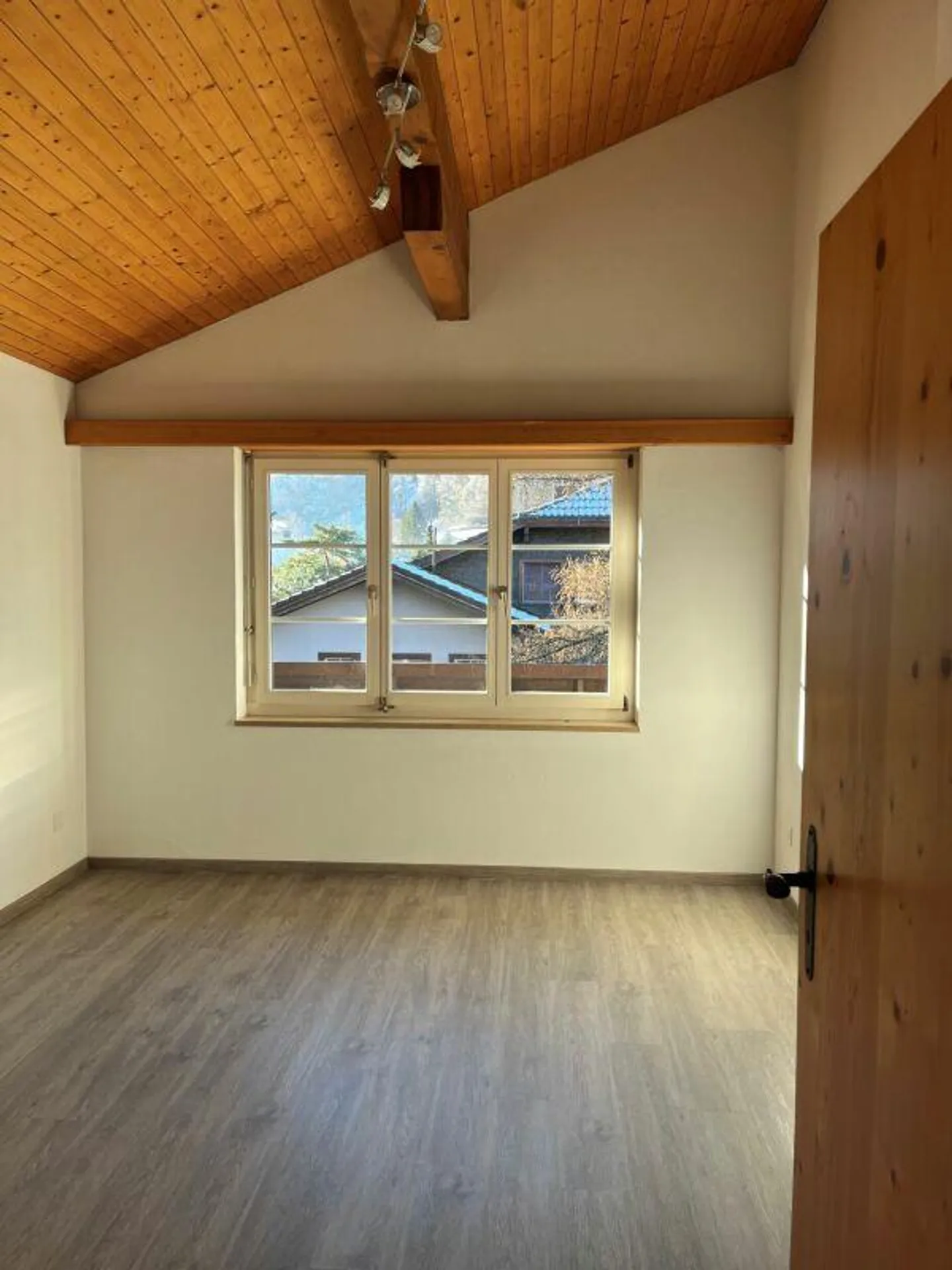 Spacious 5.5-room penthouse in a central location - Photo 8 of 11