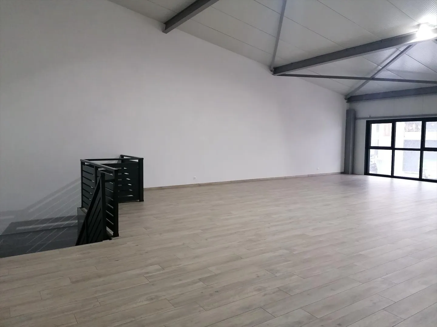 Commercial 4 Rooms - Photo 4 of 4