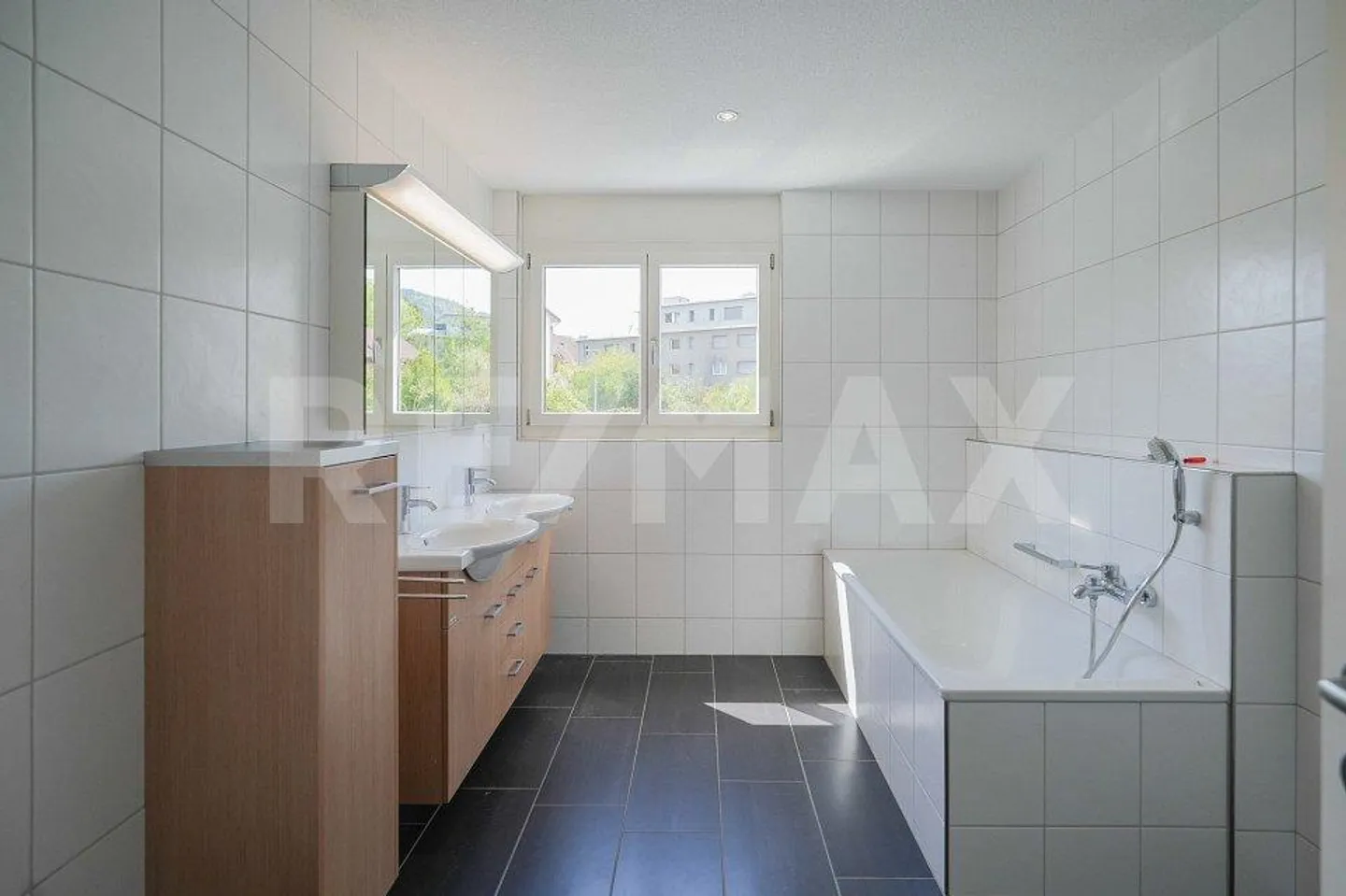 Maison familiale double spacieuse de 5,5 pièces - Photo 3 sur 13