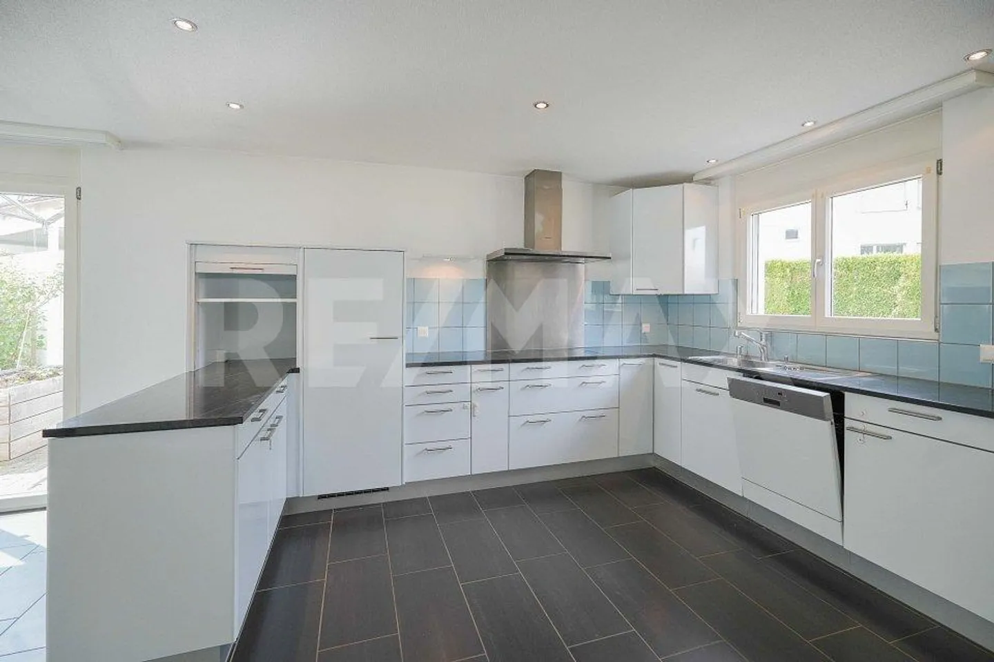 Maison familiale double spacieuse de 5,5 pièces - Photo 4 sur 13