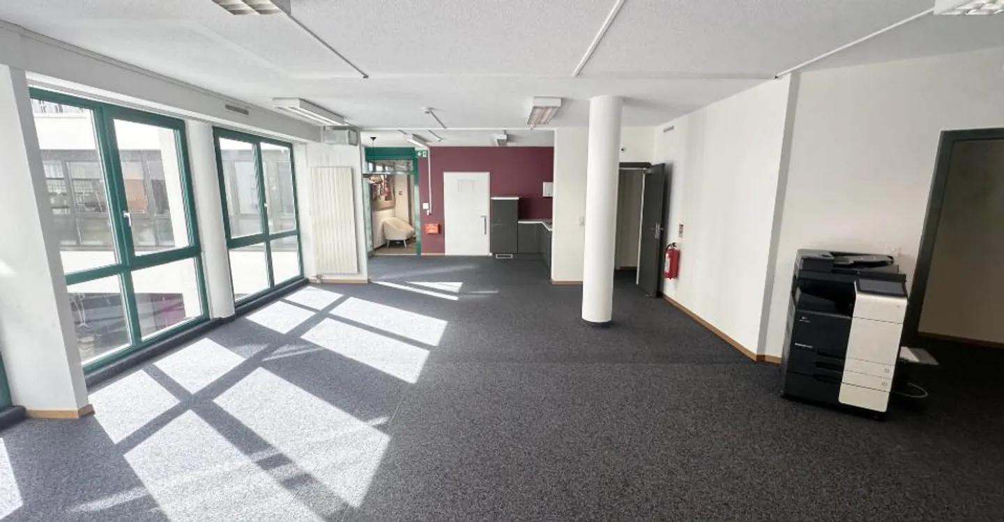 Crissier – 149 m² office on the ground floor, close to the center and highway access - Photo 2 of 13