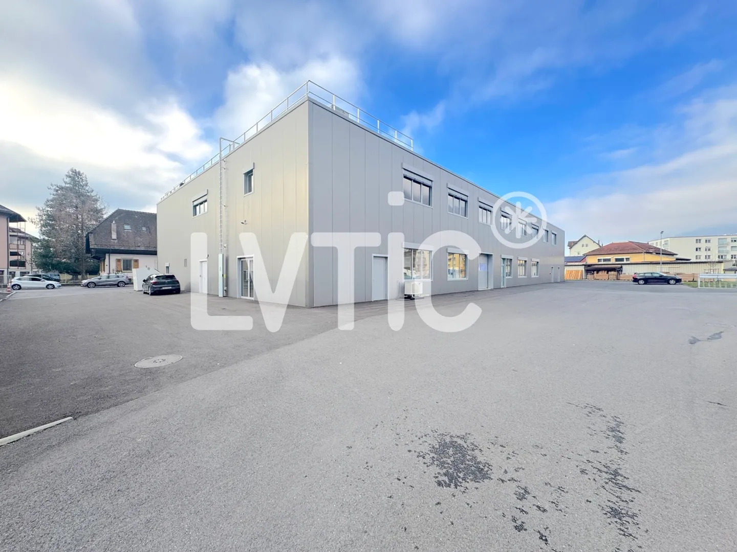 Locaux, bureaux de 565 m2 à louer à Villeneuve - Photo 1 sur 10