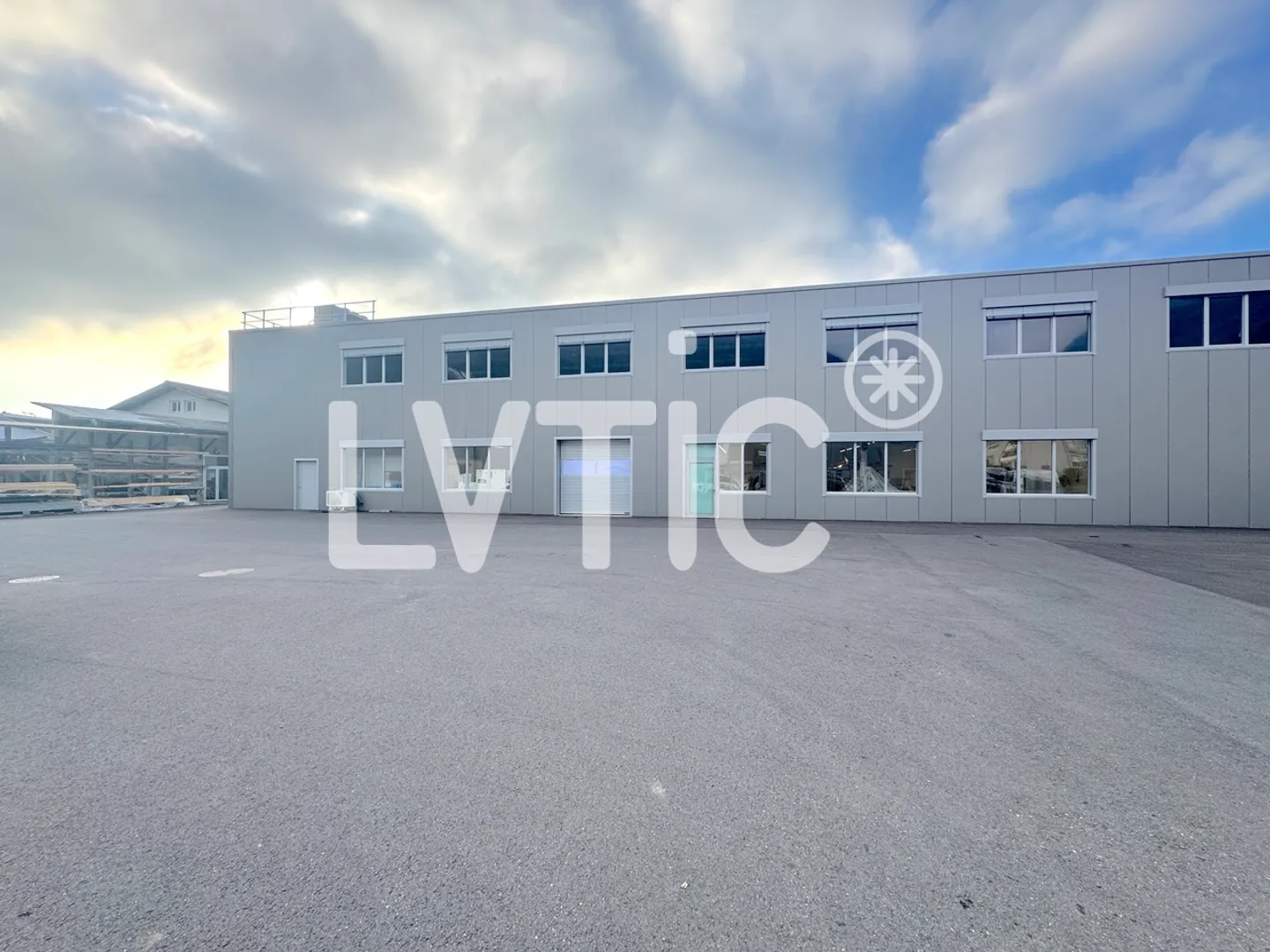 Locaux, bureaux de 565 m2 à louer à Villeneuve - Photo 2 sur 10