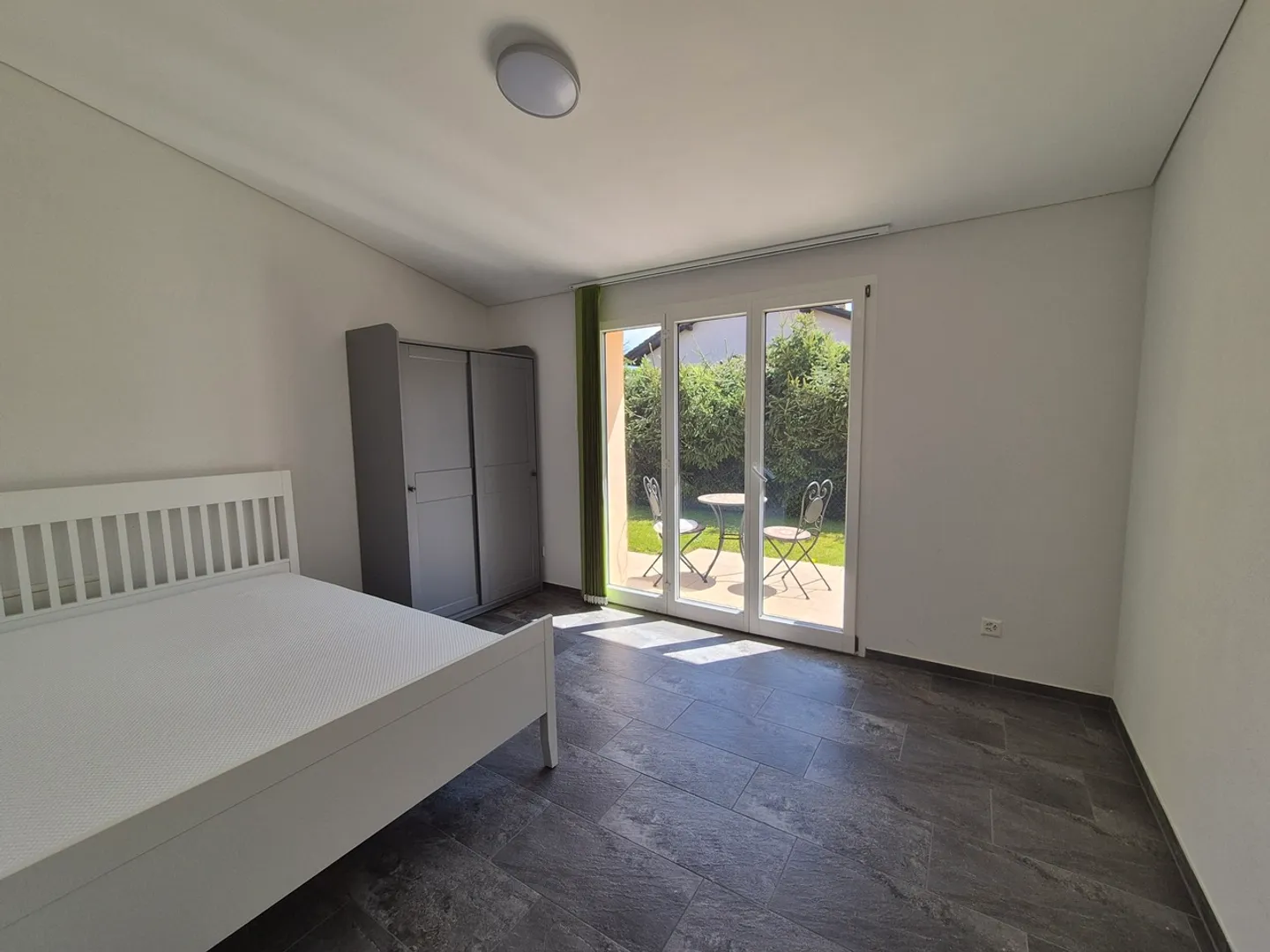 THE TOUR-DE-TRÊME / Local of 13 m2 - Photo 2 of 8