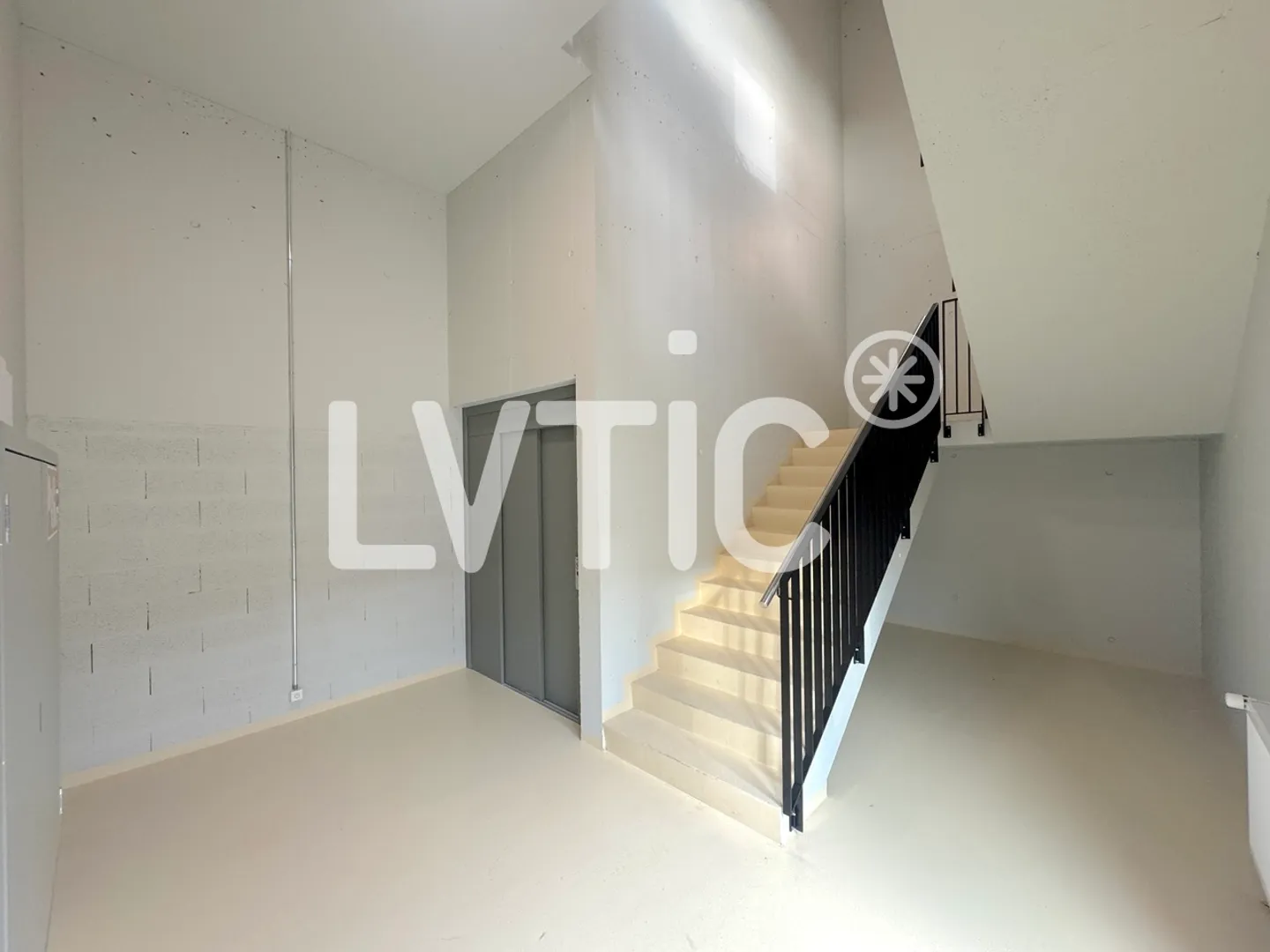 Locaux, bureaux de 565 m2 à louer à Villeneuve - Photo 8 sur 10