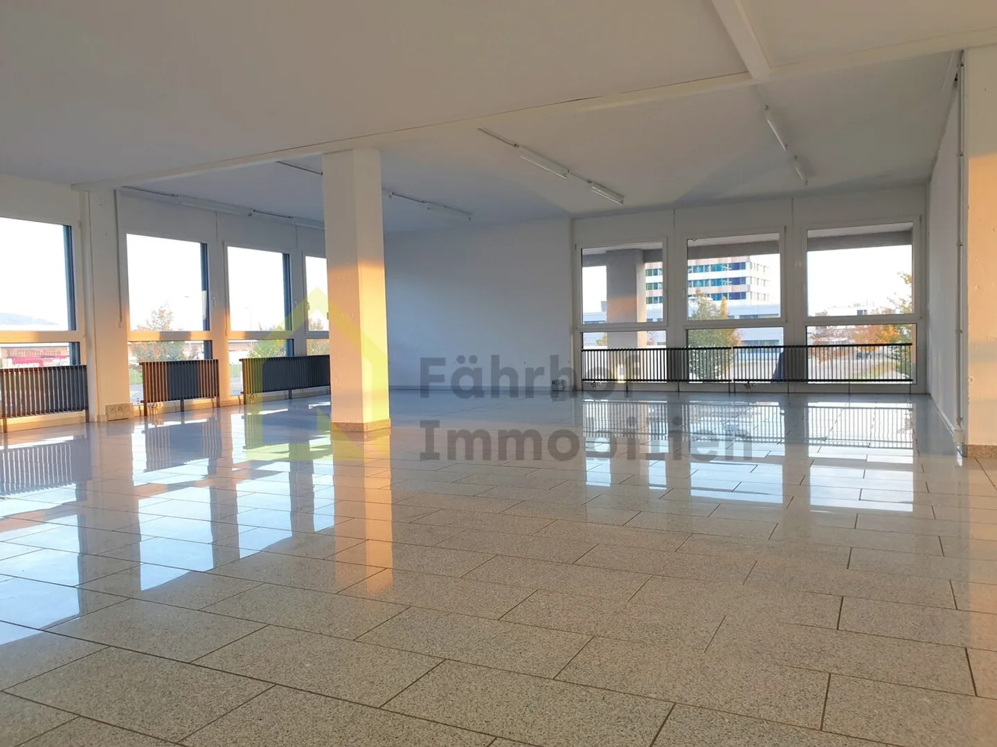 Bureaux modernes et lumineux près de l'accès autoroutier - Photo 4 sur 11