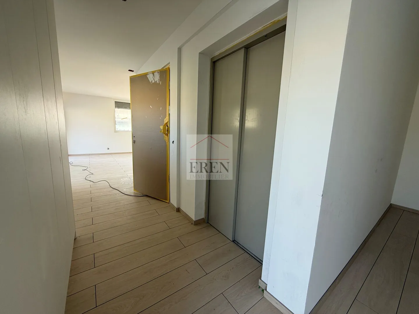 Spazioso attico di 4,5 stanze con terrazza panoramica di 68 m2 - Foto 4 di 32