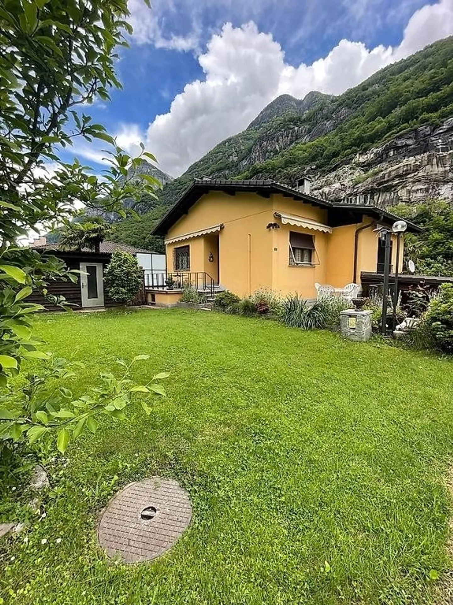 Casa bifamiliare immersa nel verde con ampio giardino e due unità abitative - Foto 2 di 5