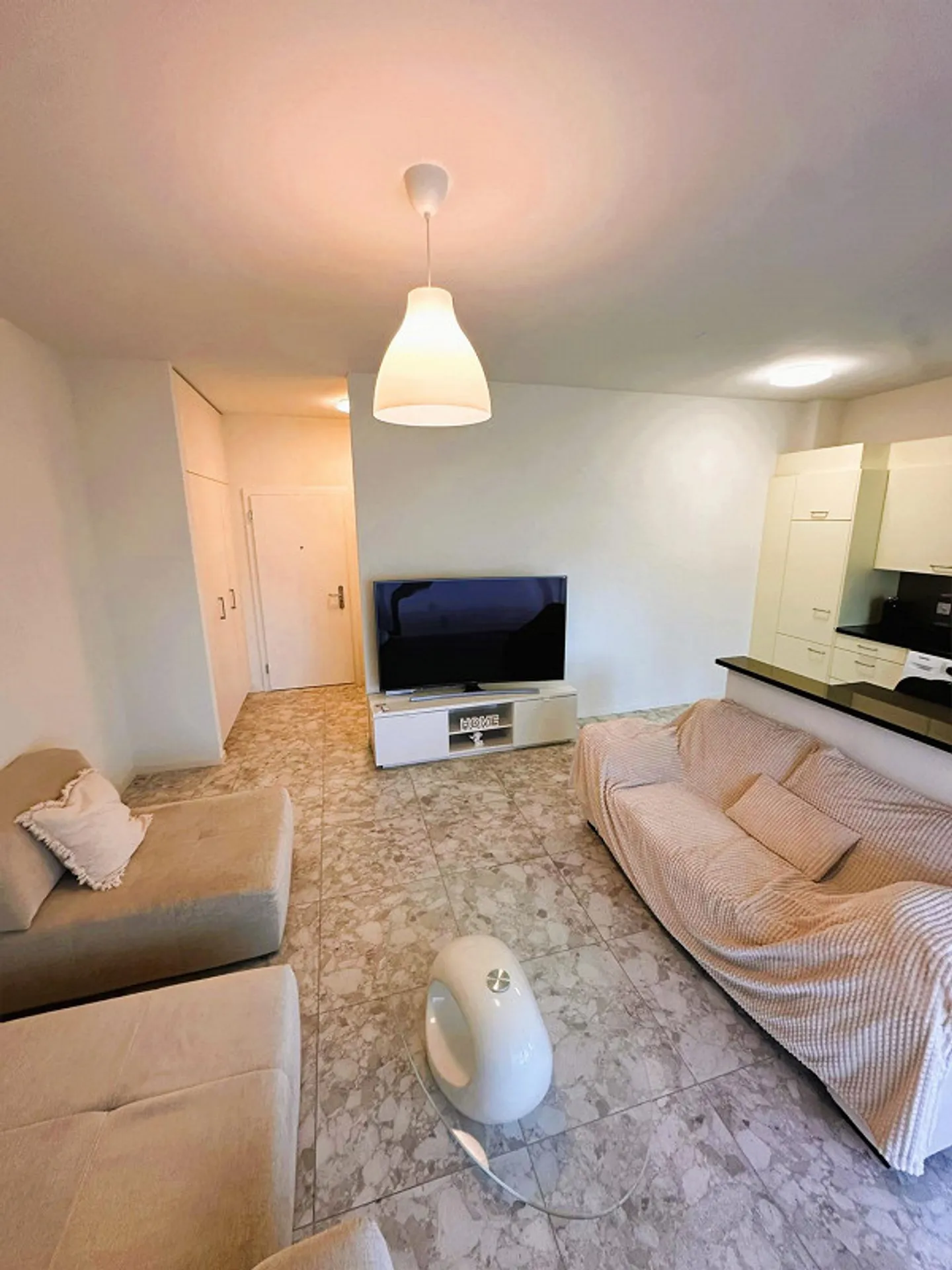 Modernes Apartment mit Balkon - Foto 4 von 10