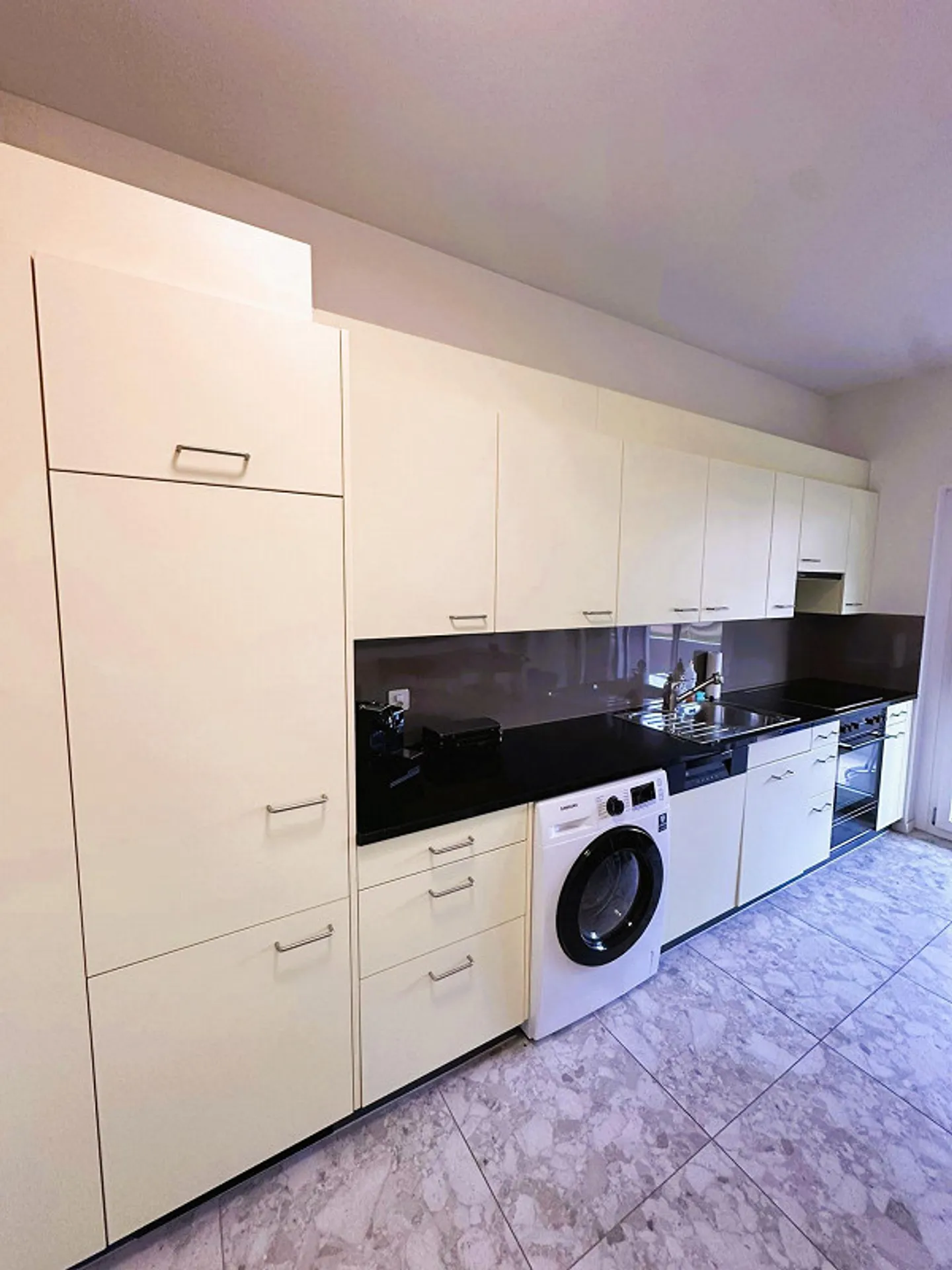 Modernes Apartment mit Balkon - Foto 2 von 10