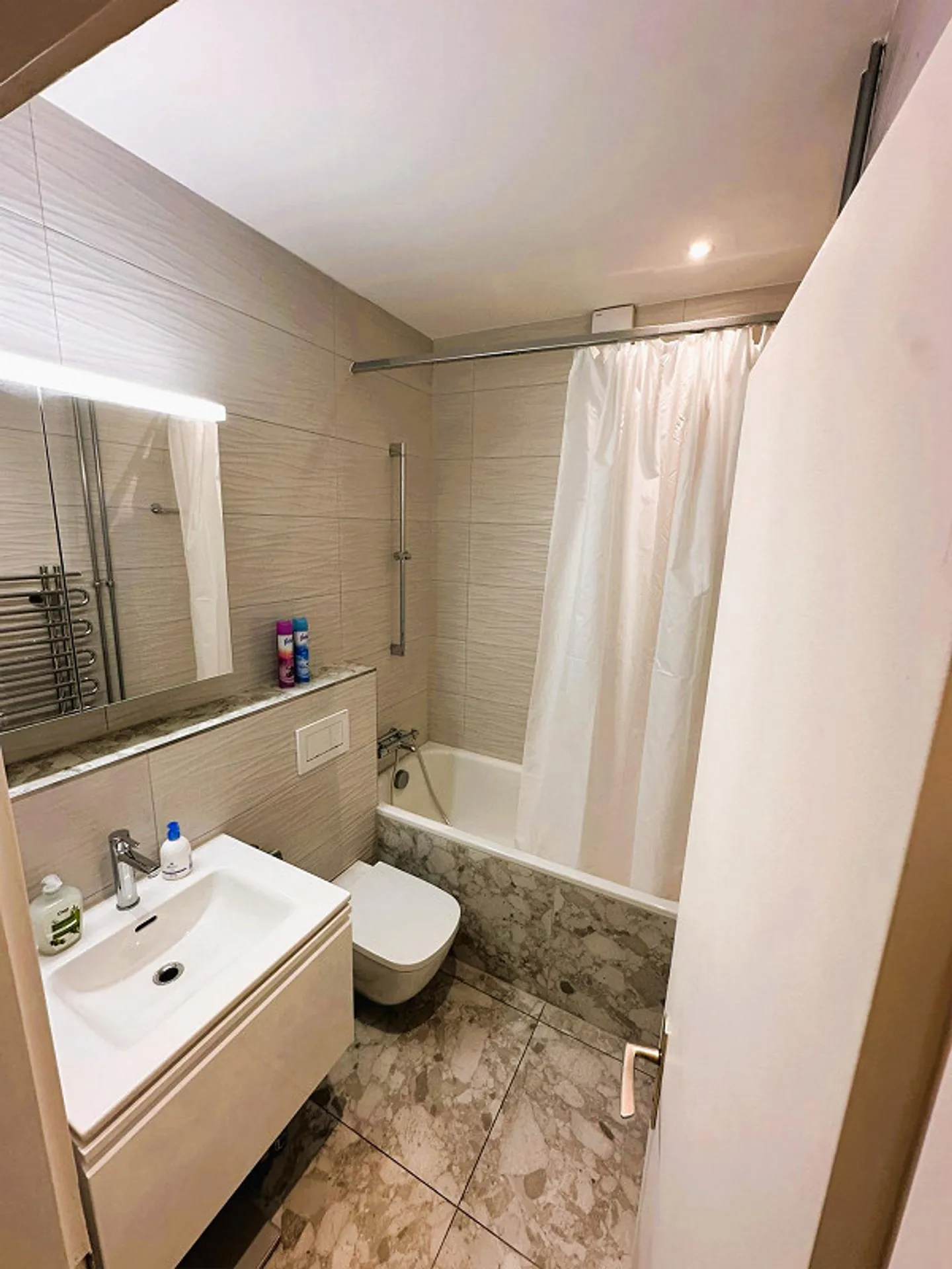 Modernes Apartment mit Balkon - Foto 10 von 10