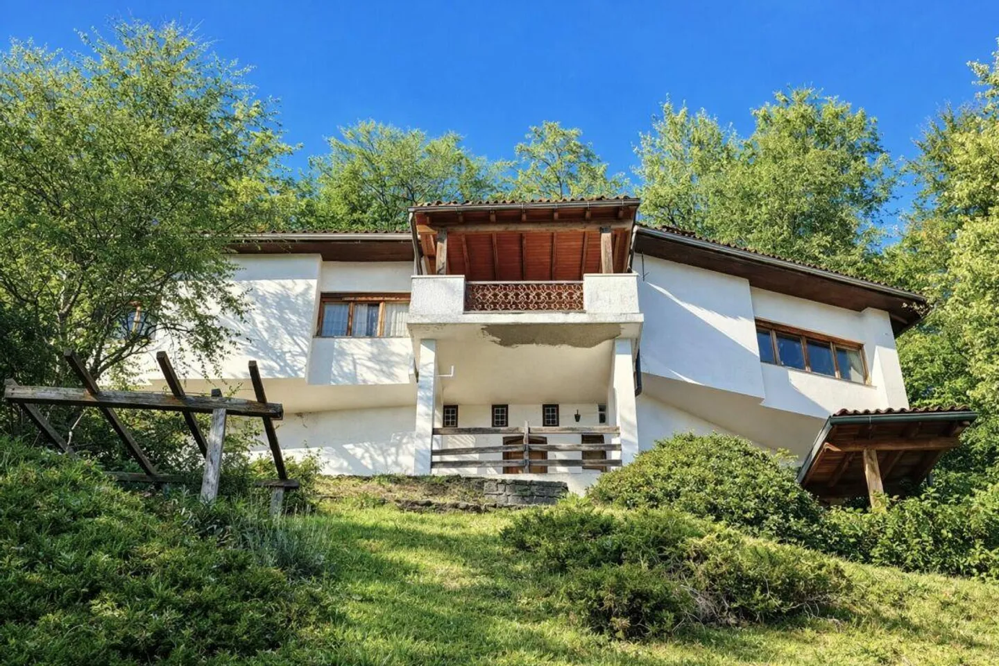 Casa unifamiliare in posizione tranquilla con vista, da ristrutturare - Foto 3 di 15