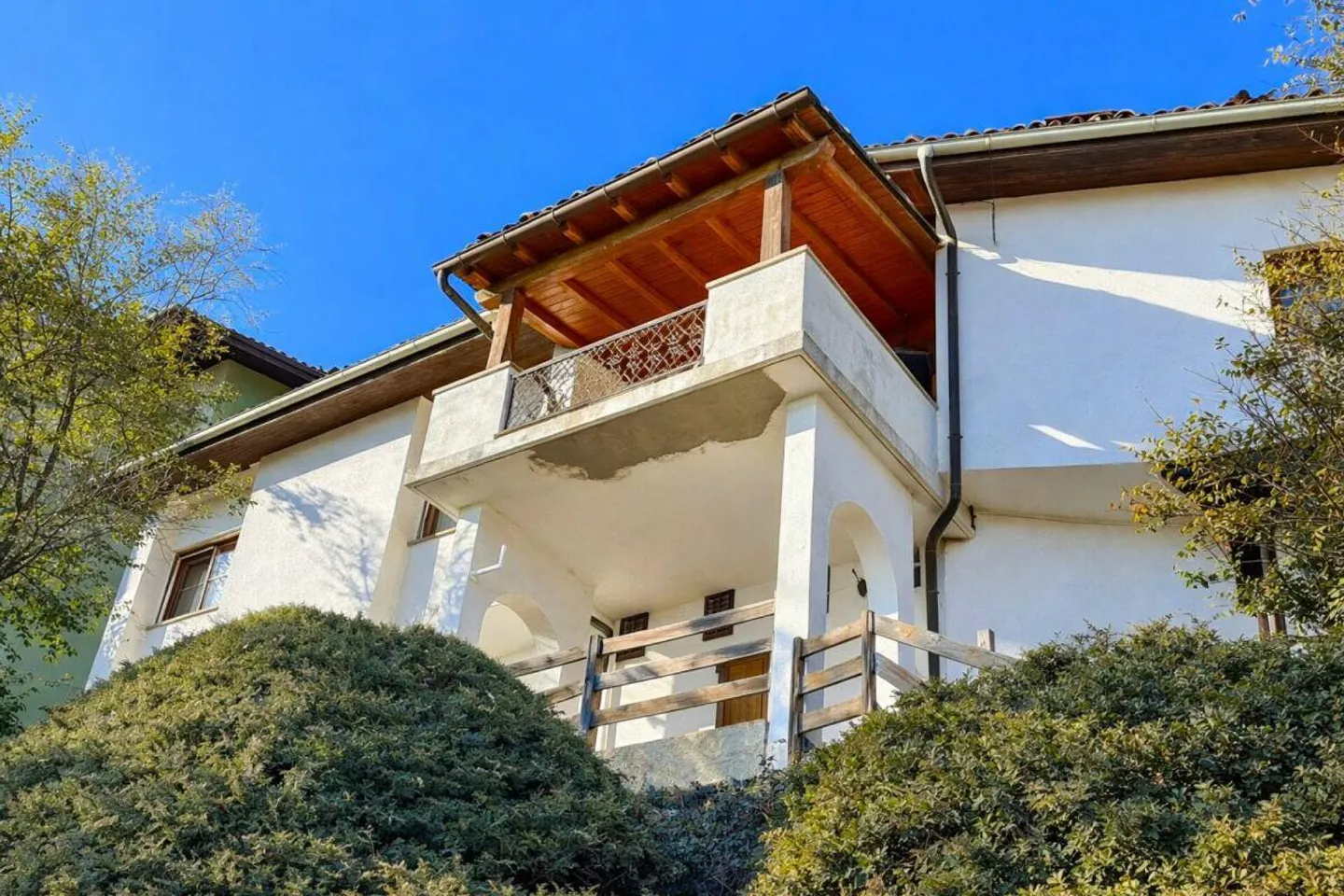 Casa unifamiliare in posizione tranquilla con vista, da ristrutturare - Foto 4 di 15